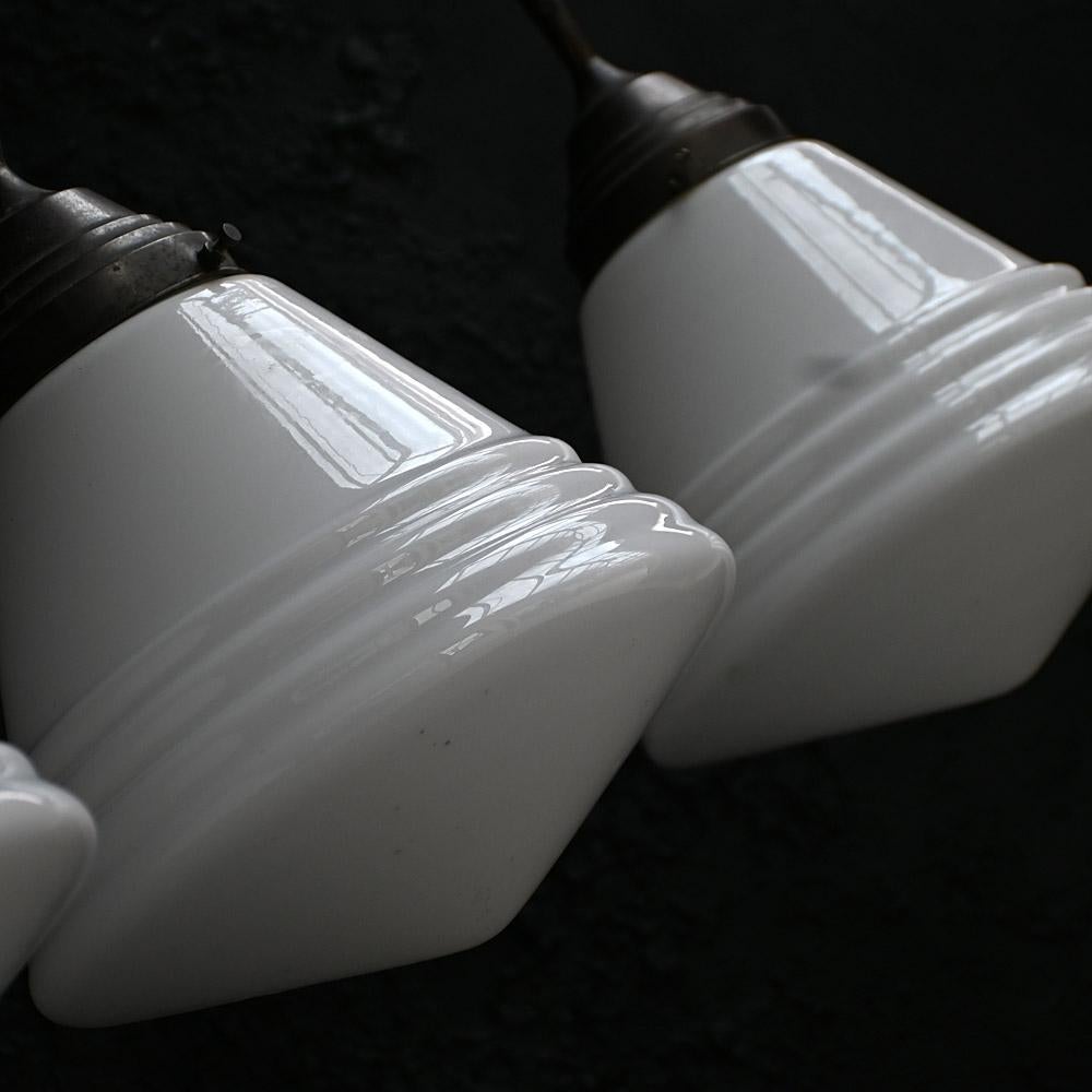 Allemand Trio de lampes suspendues Phillips en verre du milieu du 20e siècle en vente