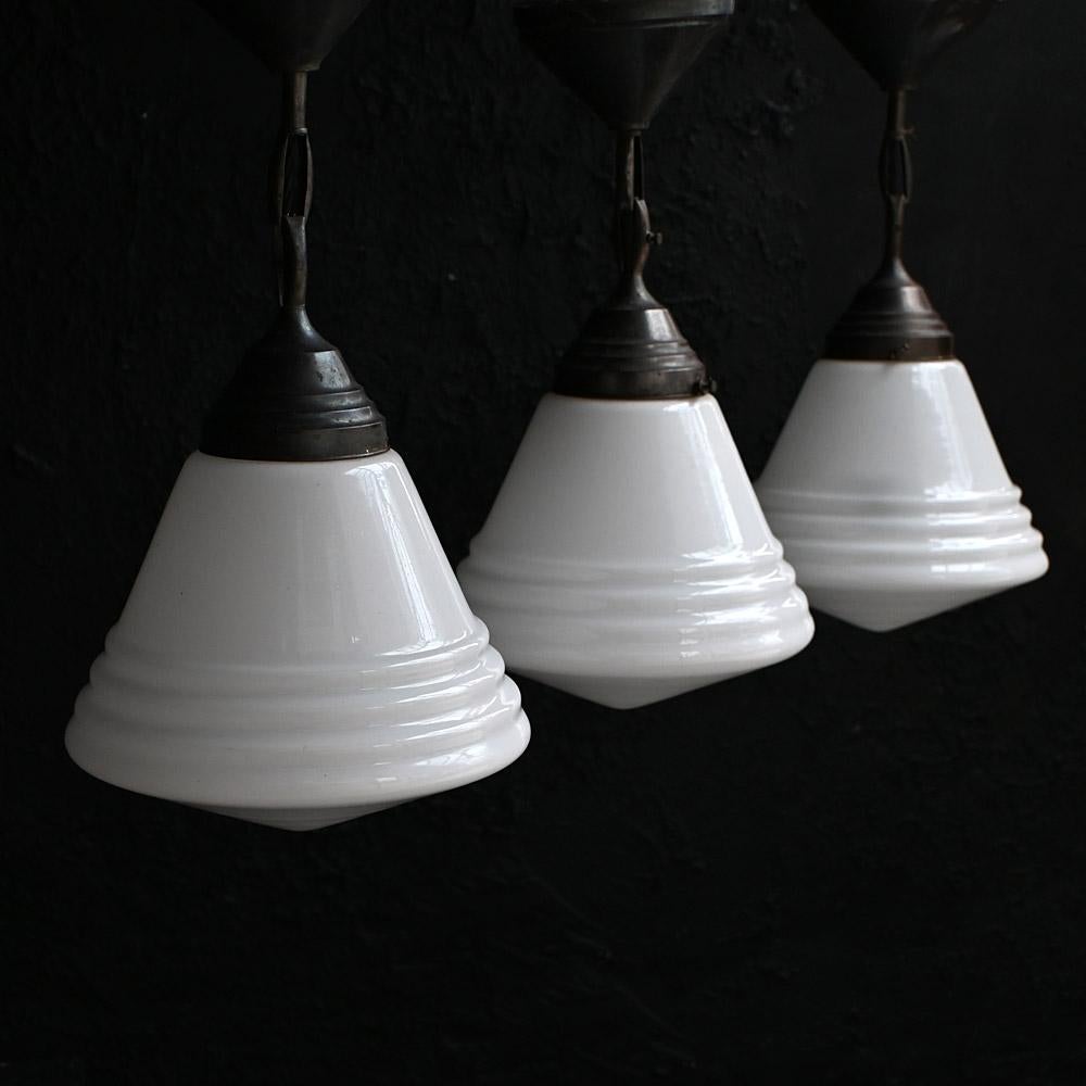 Fait main Trio de lampes suspendues Phillips en verre du milieu du 20e siècle en vente
