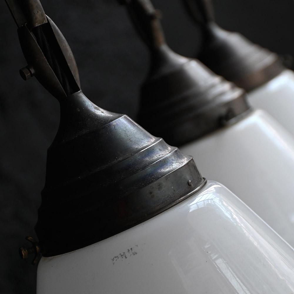 Trio de lampes suspendues Phillips en verre du milieu du 20e siècle État moyen - En vente à London, GB