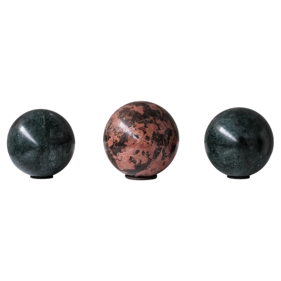 Trio d'objets de bureau ou d'étagère décoratifs en marbre du milieu du siècle dernier