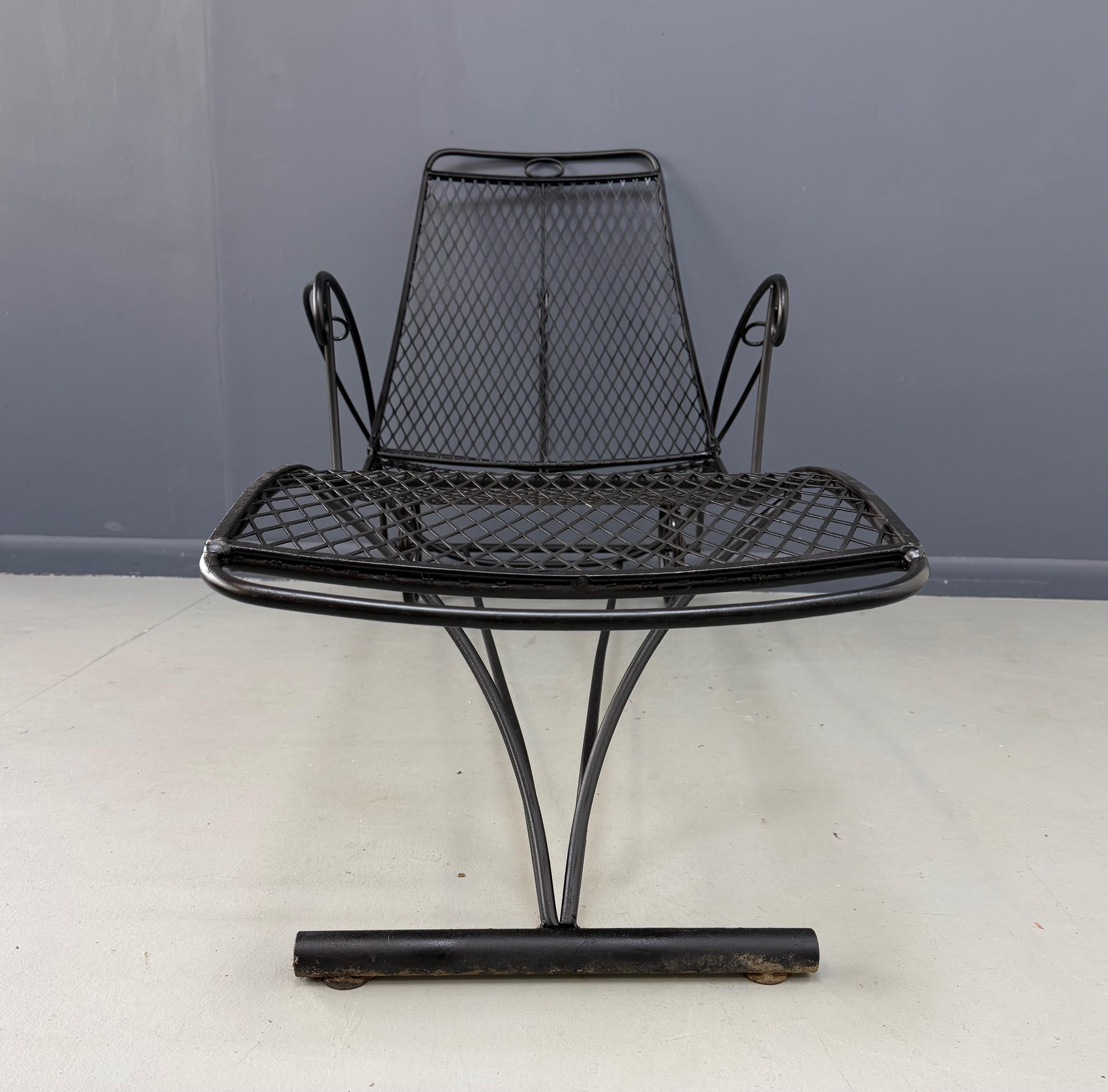 Trio di sedie a sdraio a rete in ferro della metà del secolo scorso nello stile di Salterini in vendita 4