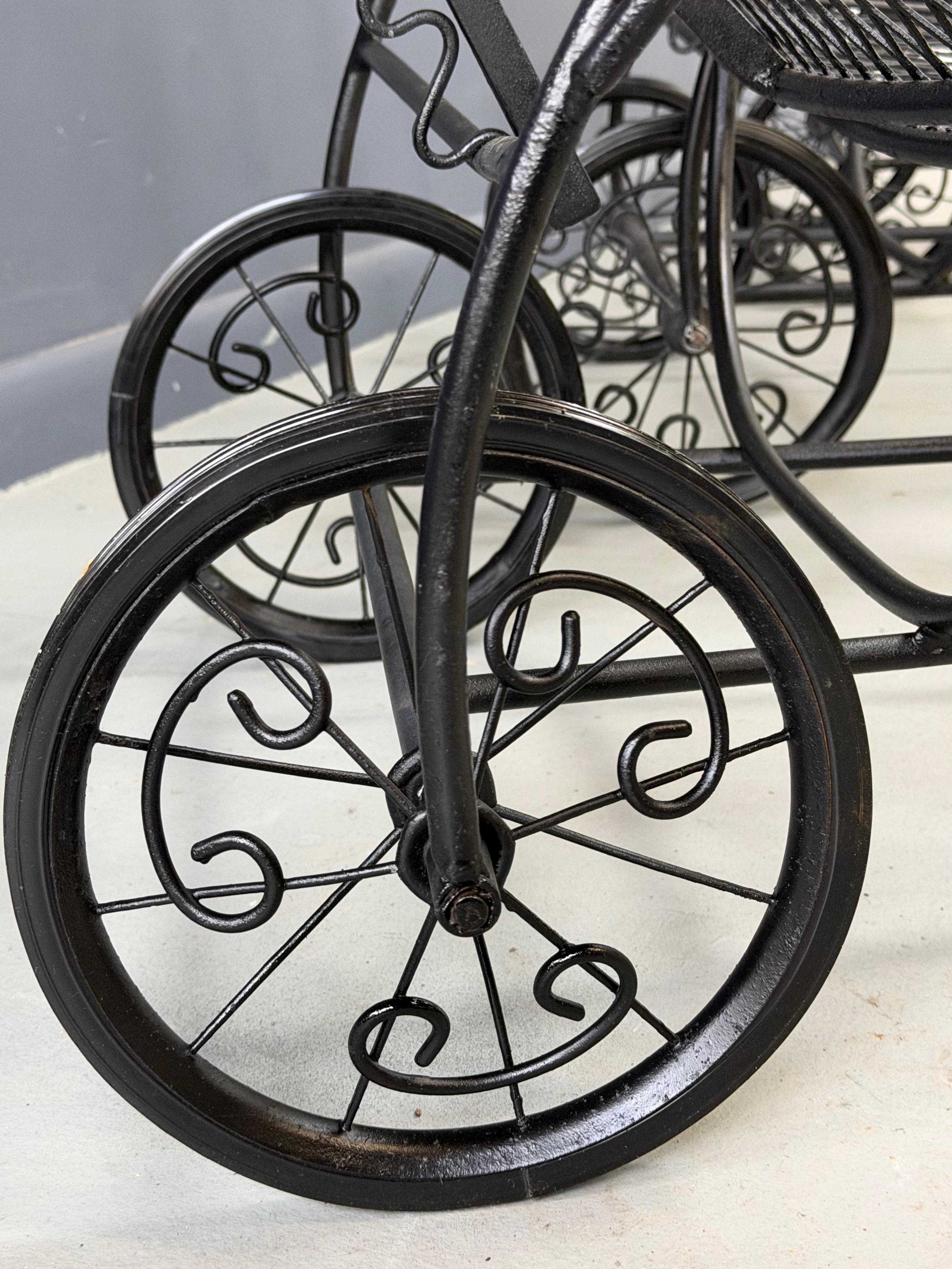 Trio di sedie a sdraio a rete in ferro della metà del secolo scorso nello stile di Salterini in vendita 5