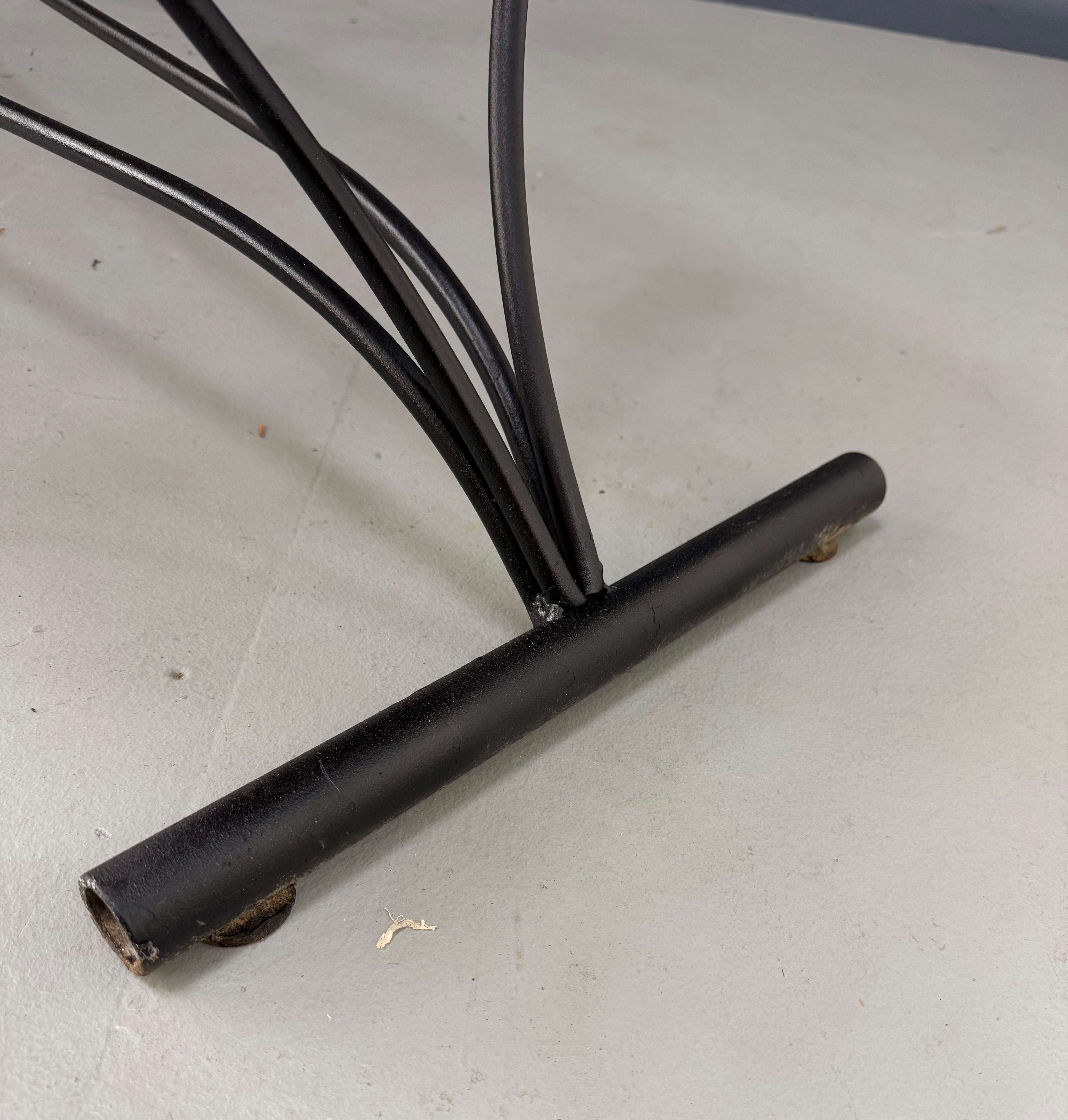 Trio di sedie a sdraio a rete in ferro della metà del secolo scorso nello stile di Salterini in vendita 6