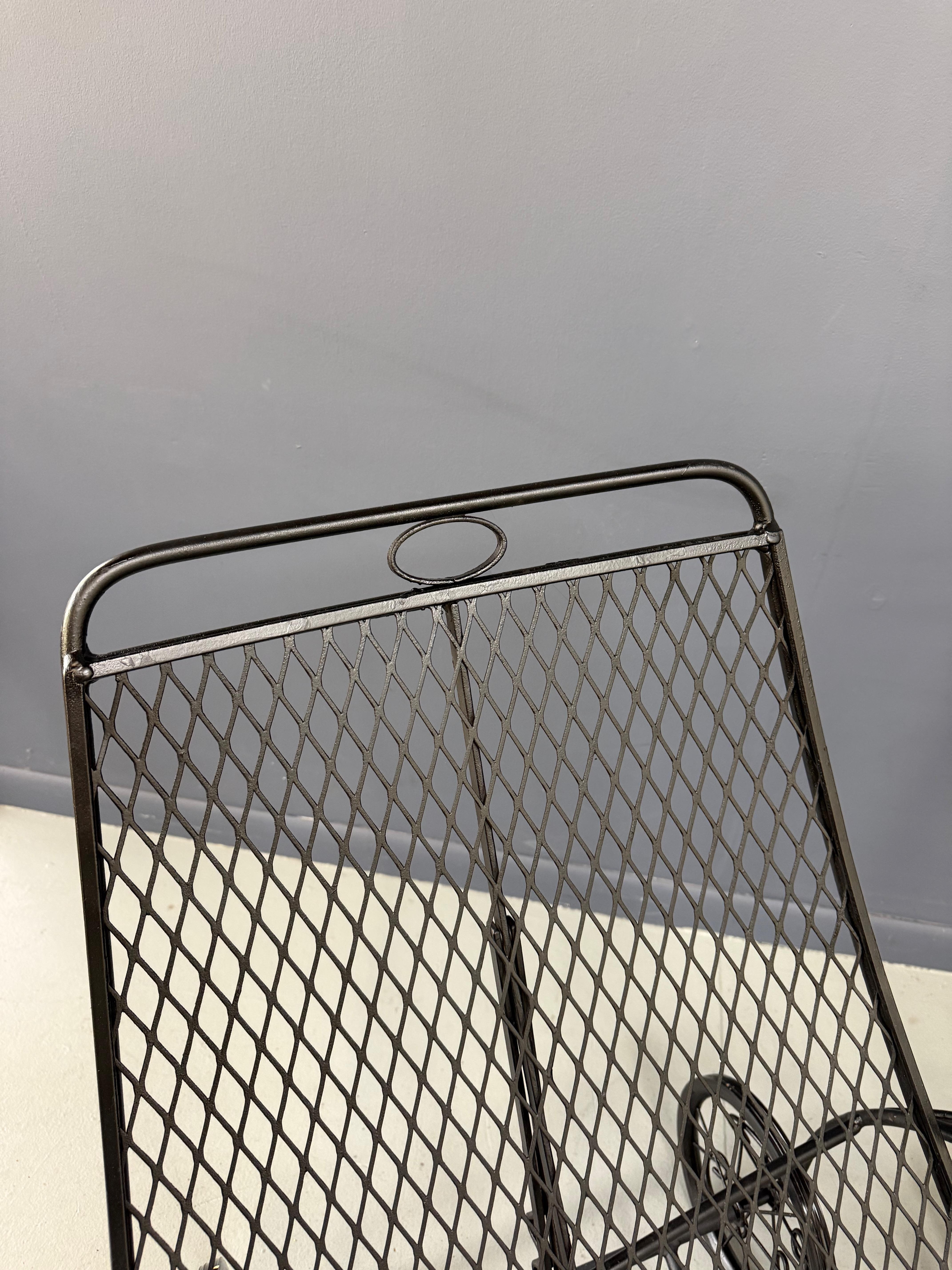 Trio di sedie a sdraio a rete in ferro della metà del secolo scorso nello stile di Salterini in vendita 7