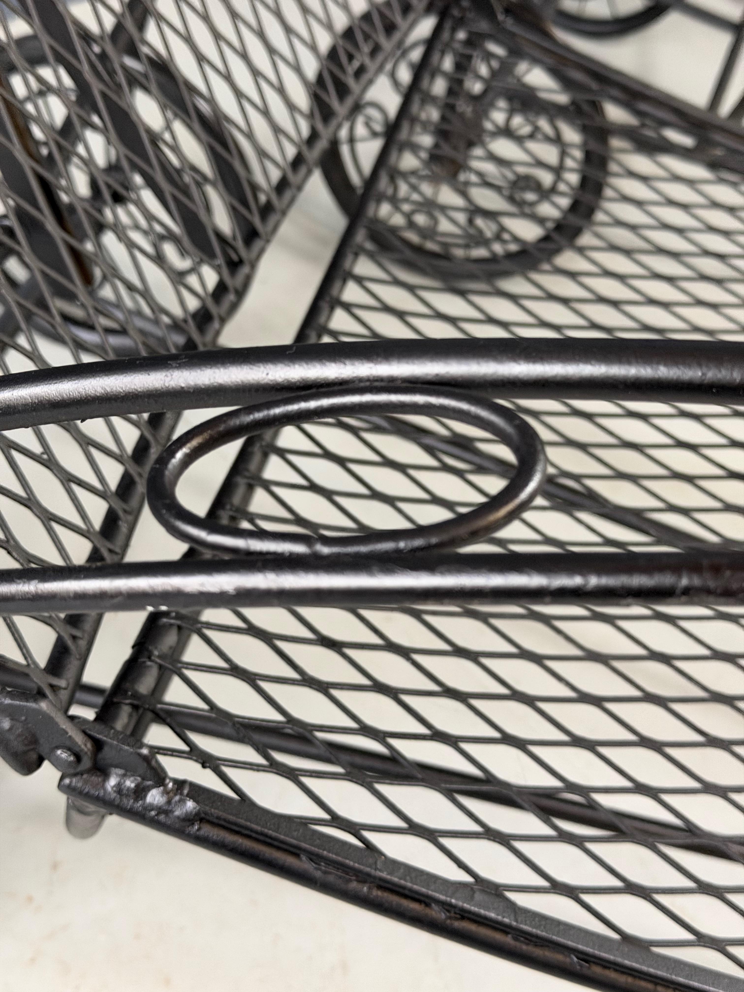 Trio di sedie a sdraio a rete in ferro della metà del secolo scorso nello stile di Salterini in vendita 8