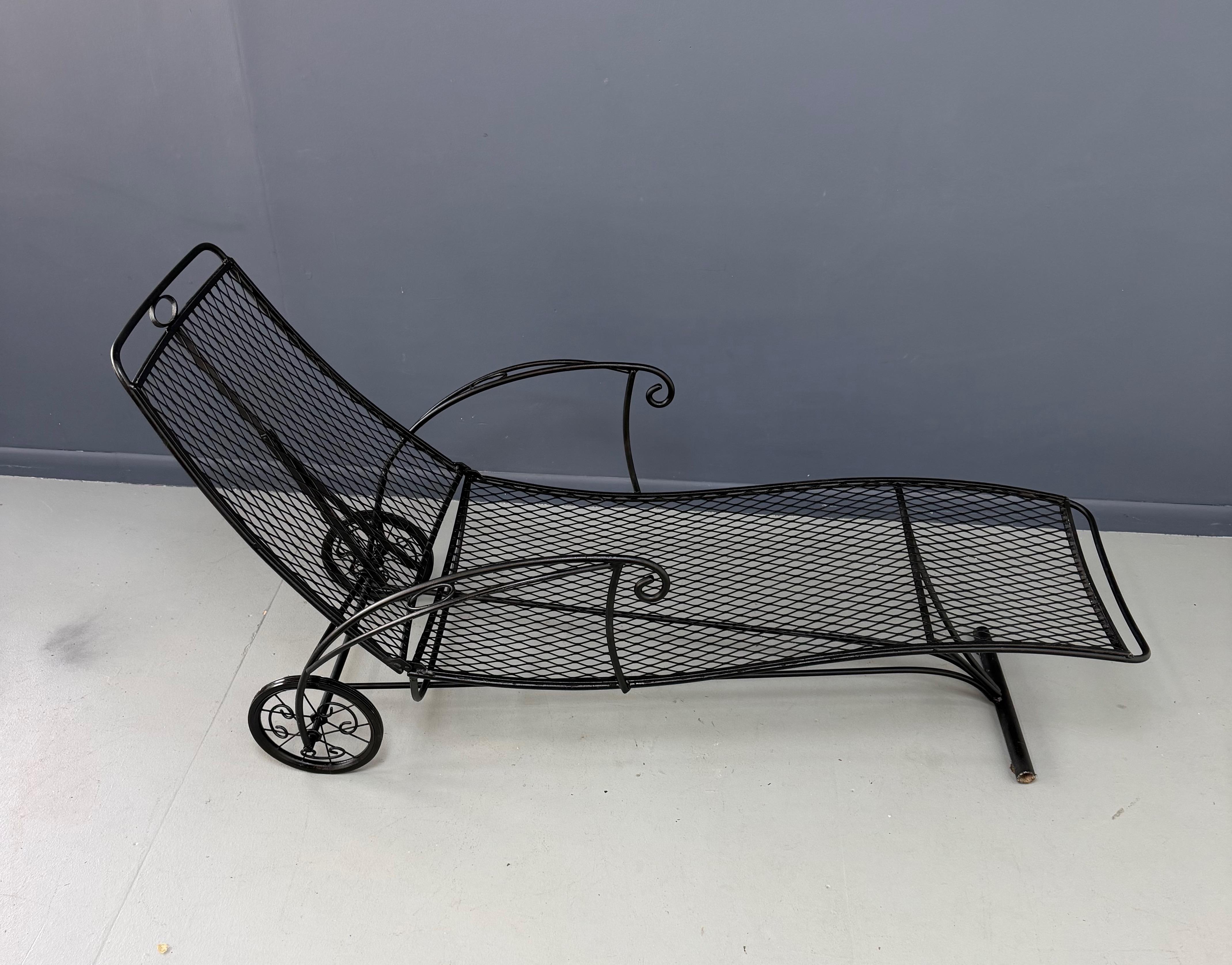 Trio di sedie a sdraio a rete in ferro della metà del secolo scorso nello stile di Salterini In condizioni buone in vendita a Philadelphia, PA
