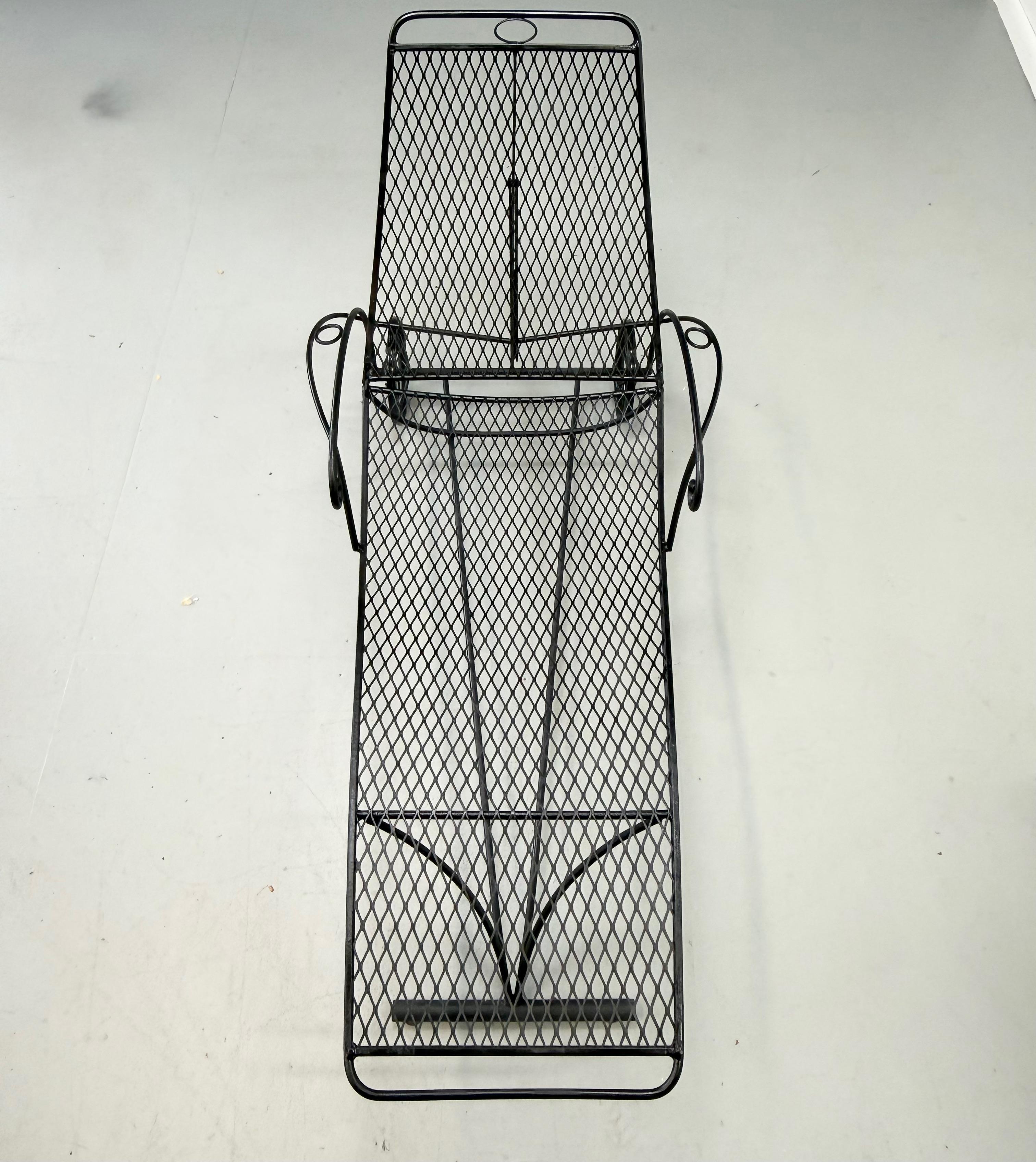 Trio di sedie a sdraio a rete in ferro della metà del secolo scorso nello stile di Salterini in vendita 1