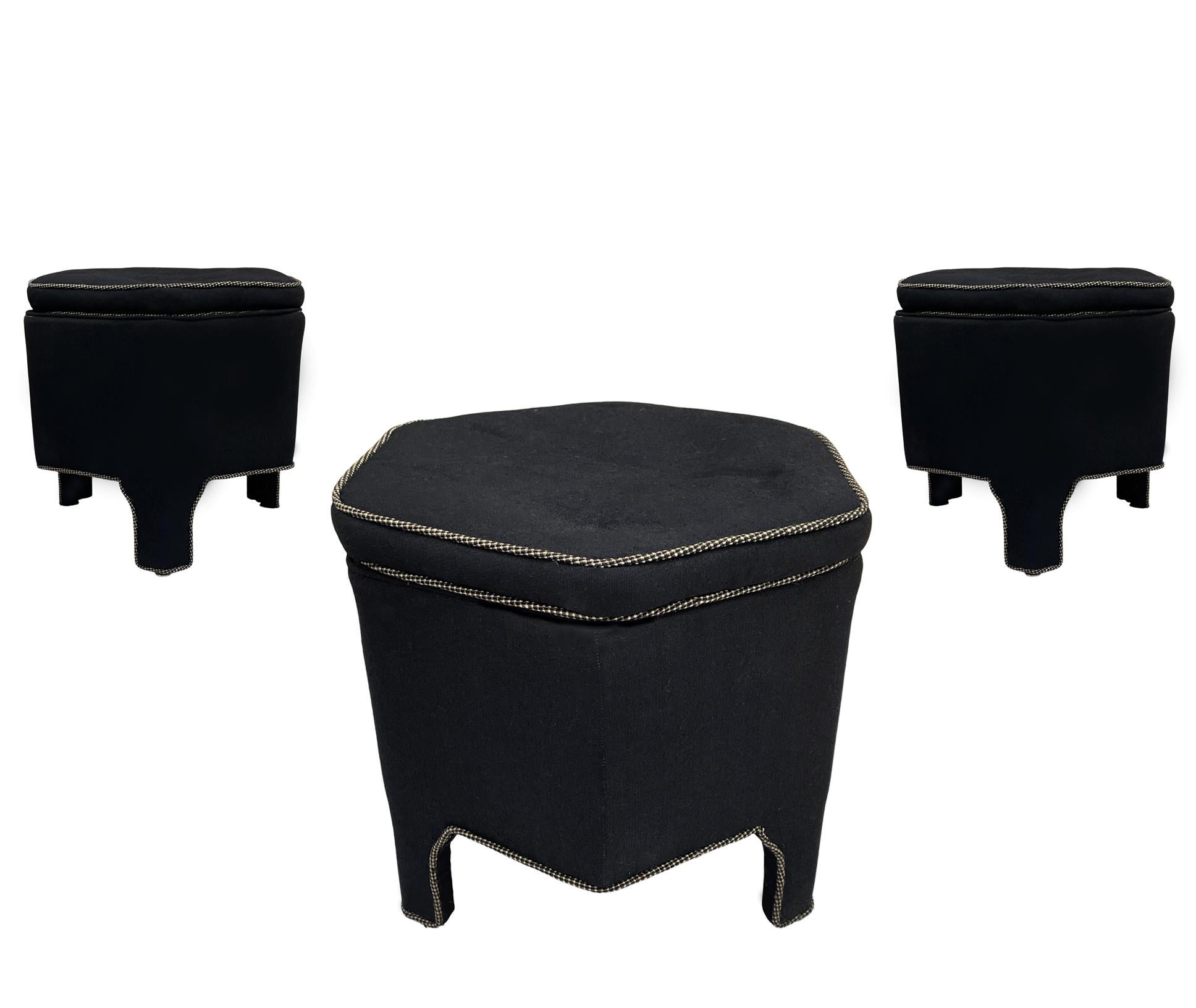 Dreiteiliges Set moderner gepolsterter Hocker oder Bänke in sechseckiger Form aus der Jahrhundertmitte (Mitte des 20. Jahrhunderts) im Angebot