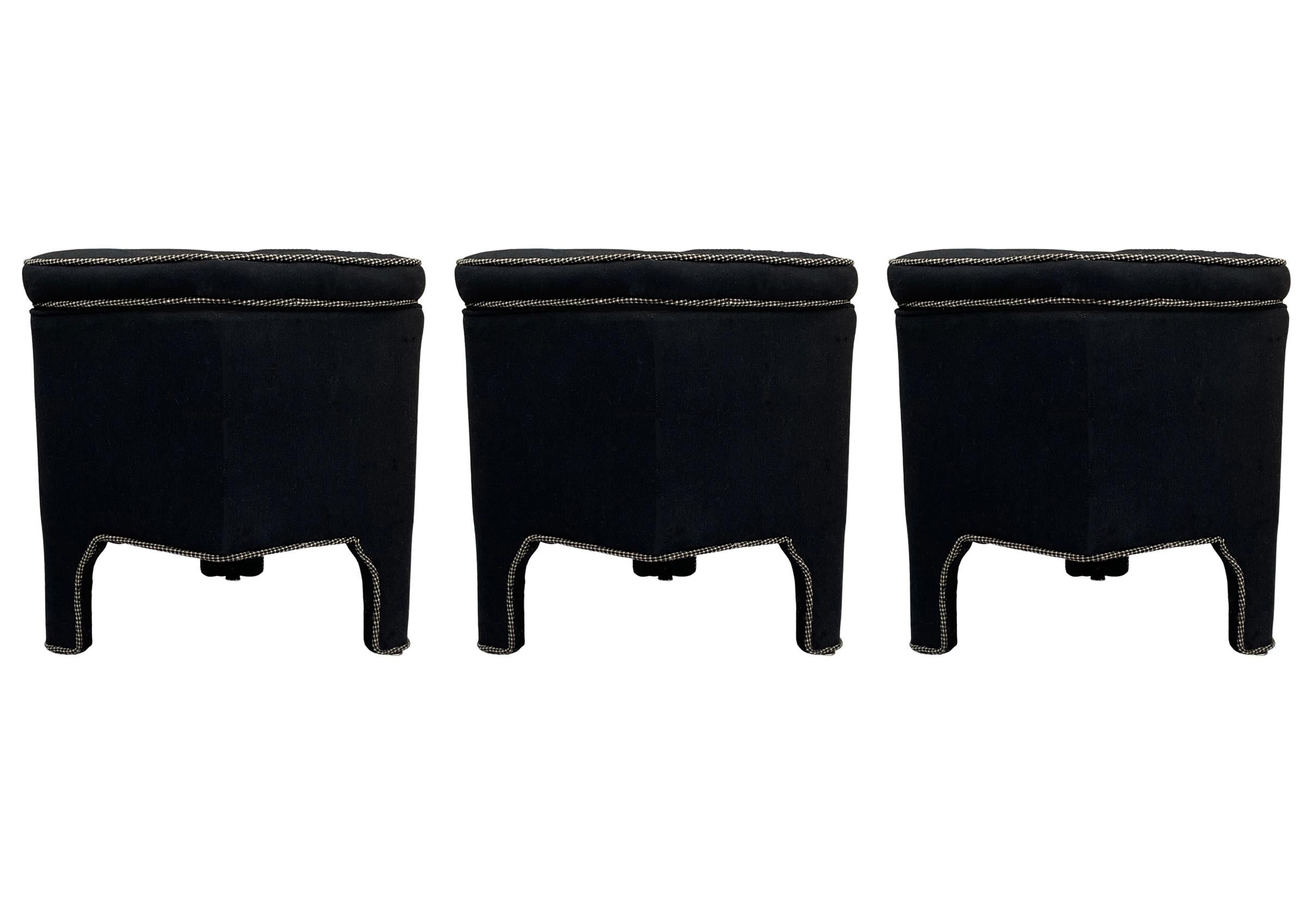 Dreiteiliges Set moderner gepolsterter Hocker oder Bänke in sechseckiger Form aus der Jahrhundertmitte (Stoff) im Angebot