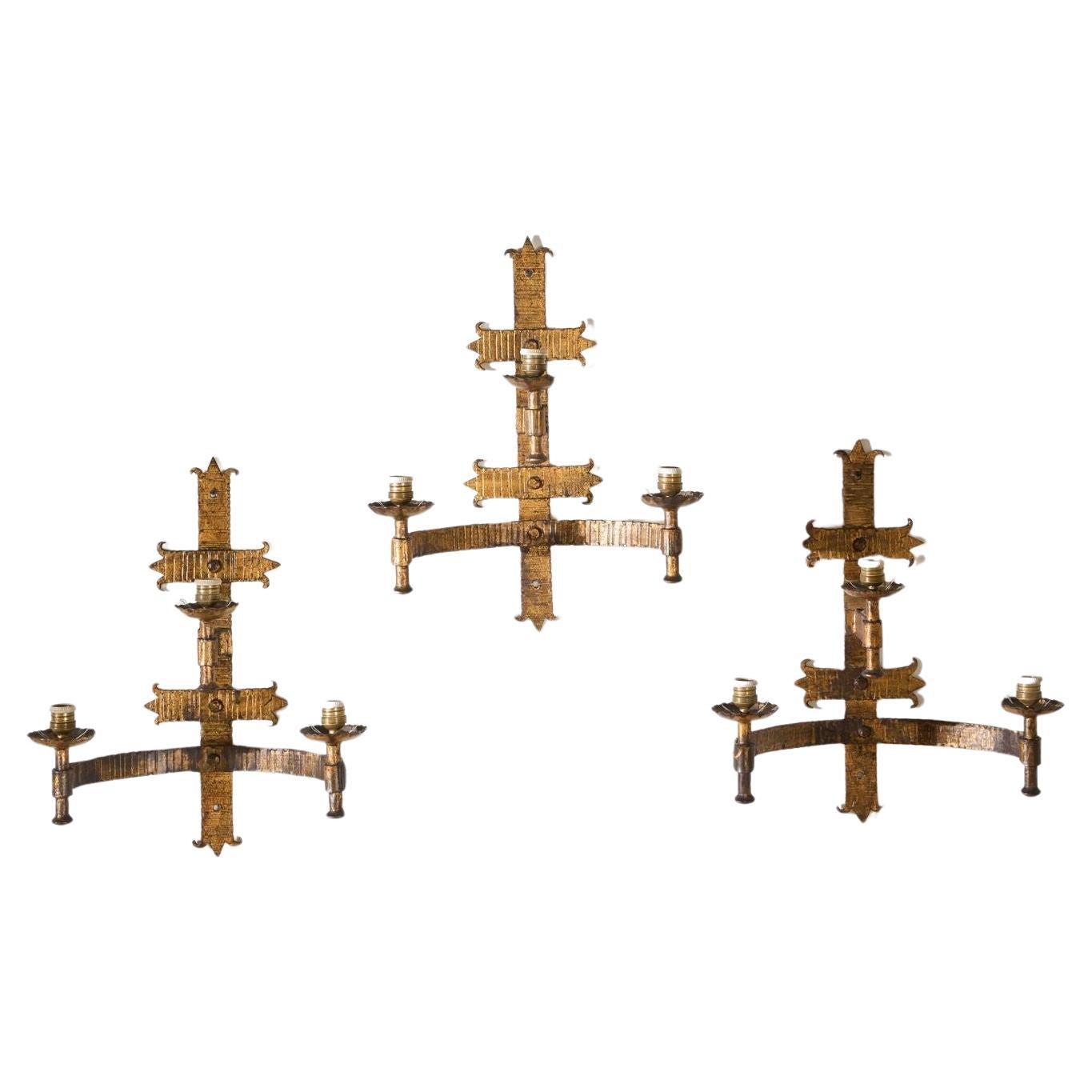 Trio d
appliques espagnoles en métal doré du milieu du siècle dernier en vente