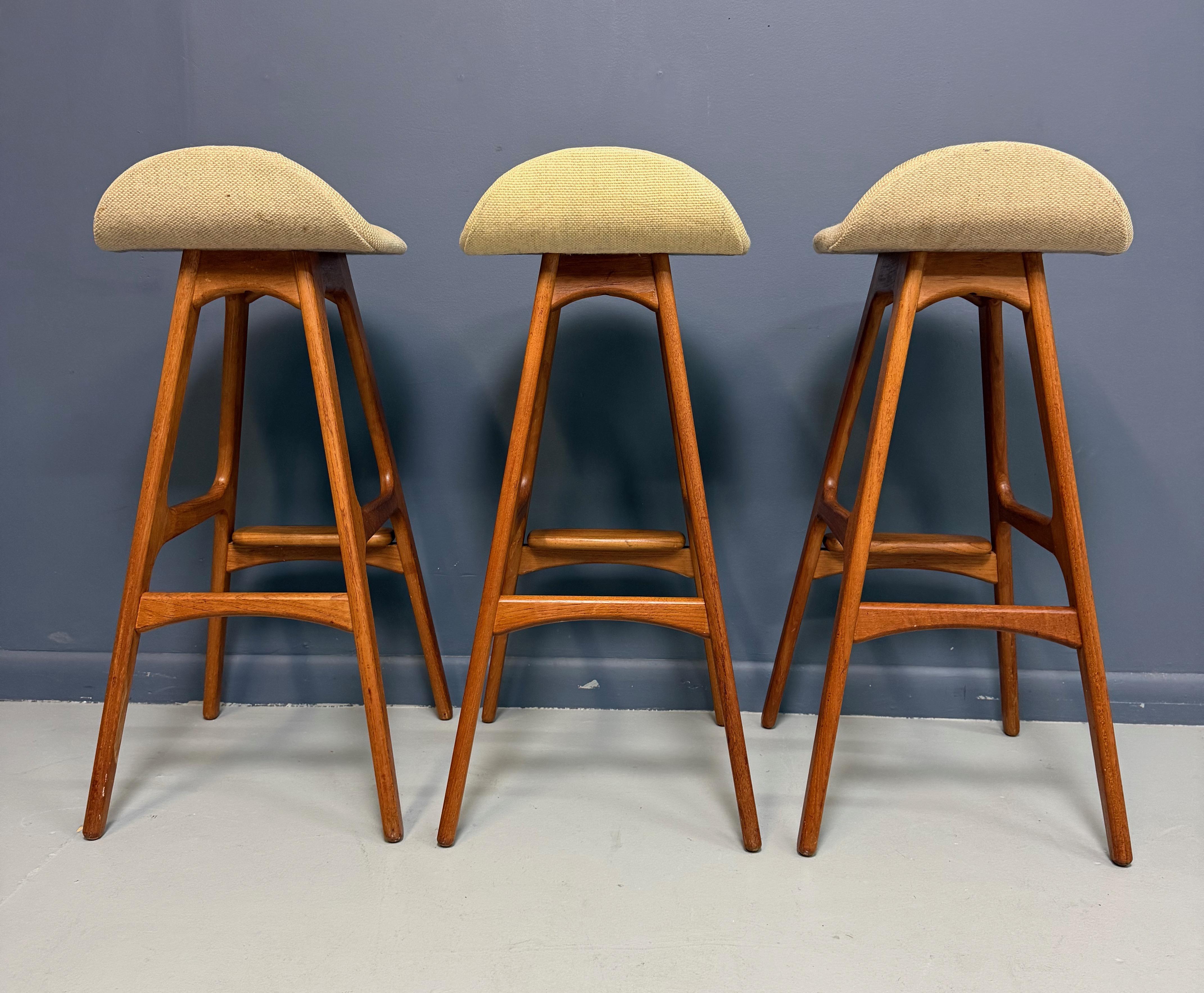 Trio of Model OD-61 Bar Stools by Erik Buch for O.D. Mobler, Denmark, c. 1960's Bon état - En vente à Philadelphia, PA