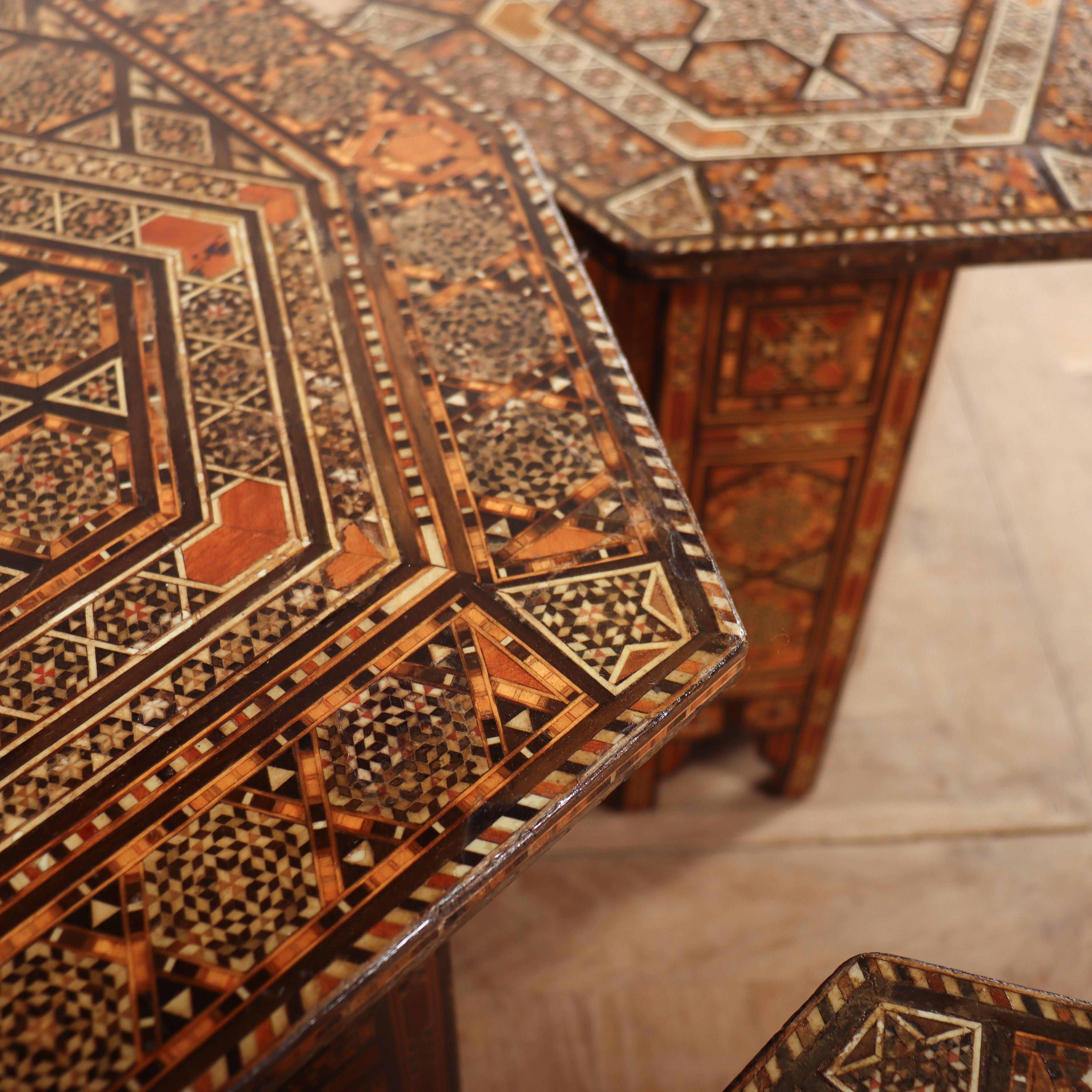 Trio de tables en marqueterie marocaine en vente 4
