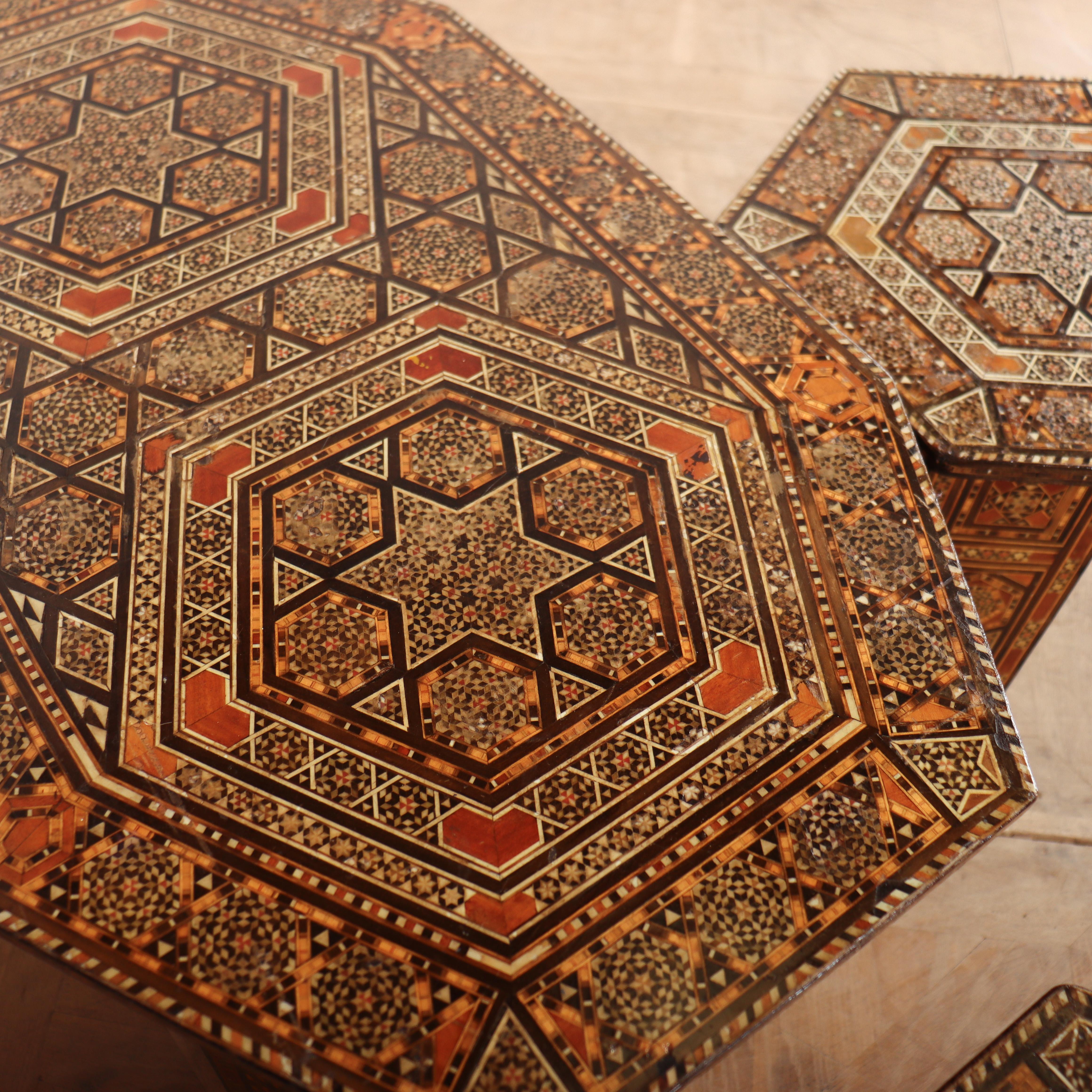Trio de tables en marqueterie marocaine en vente 5