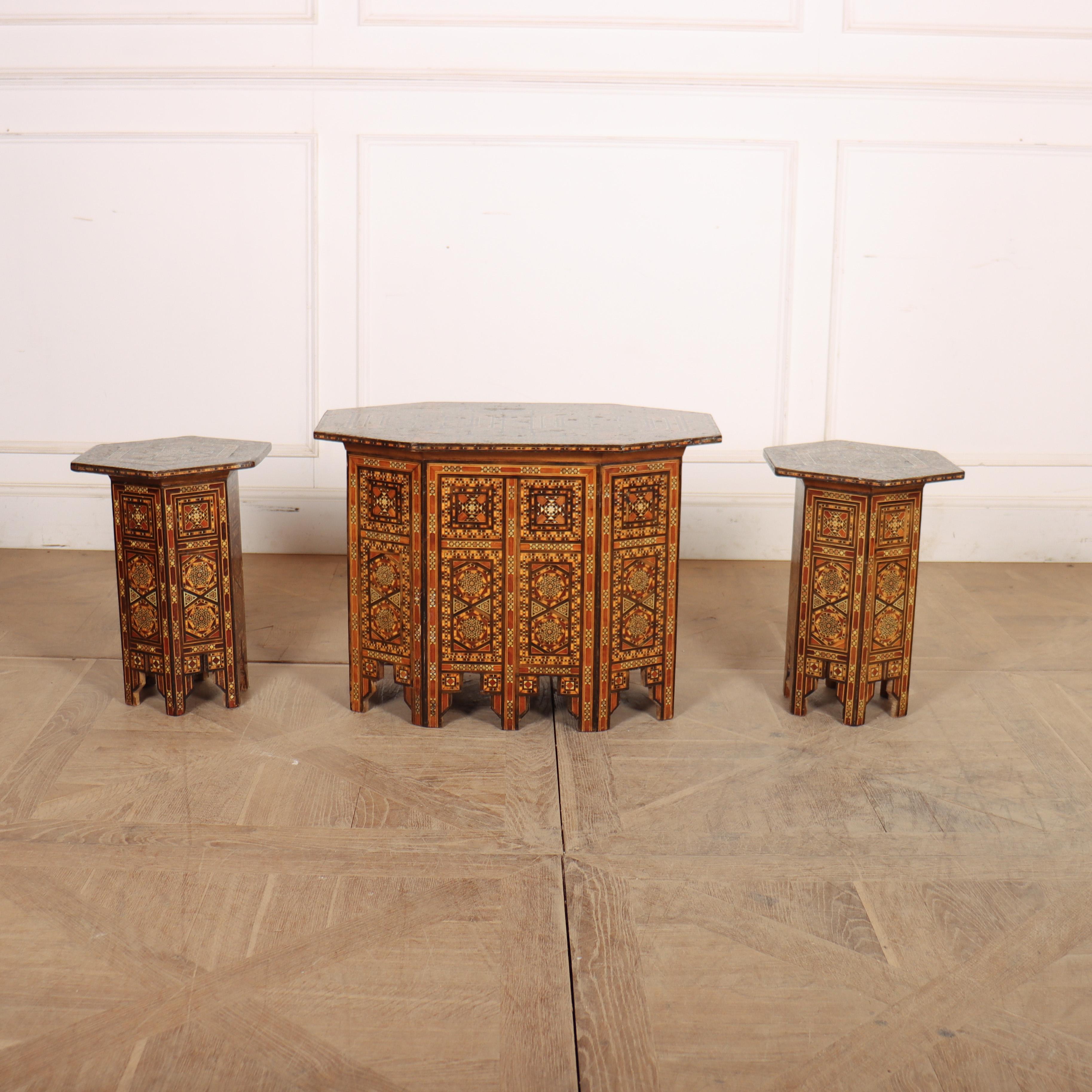 Trio de tables marocaines du début du 20e siècle, en marqueterie hexagonale, avec un motif géométrique centré par une étoile à six branches.


Dimensions de la paire de tables 

Diamètre - 15.5