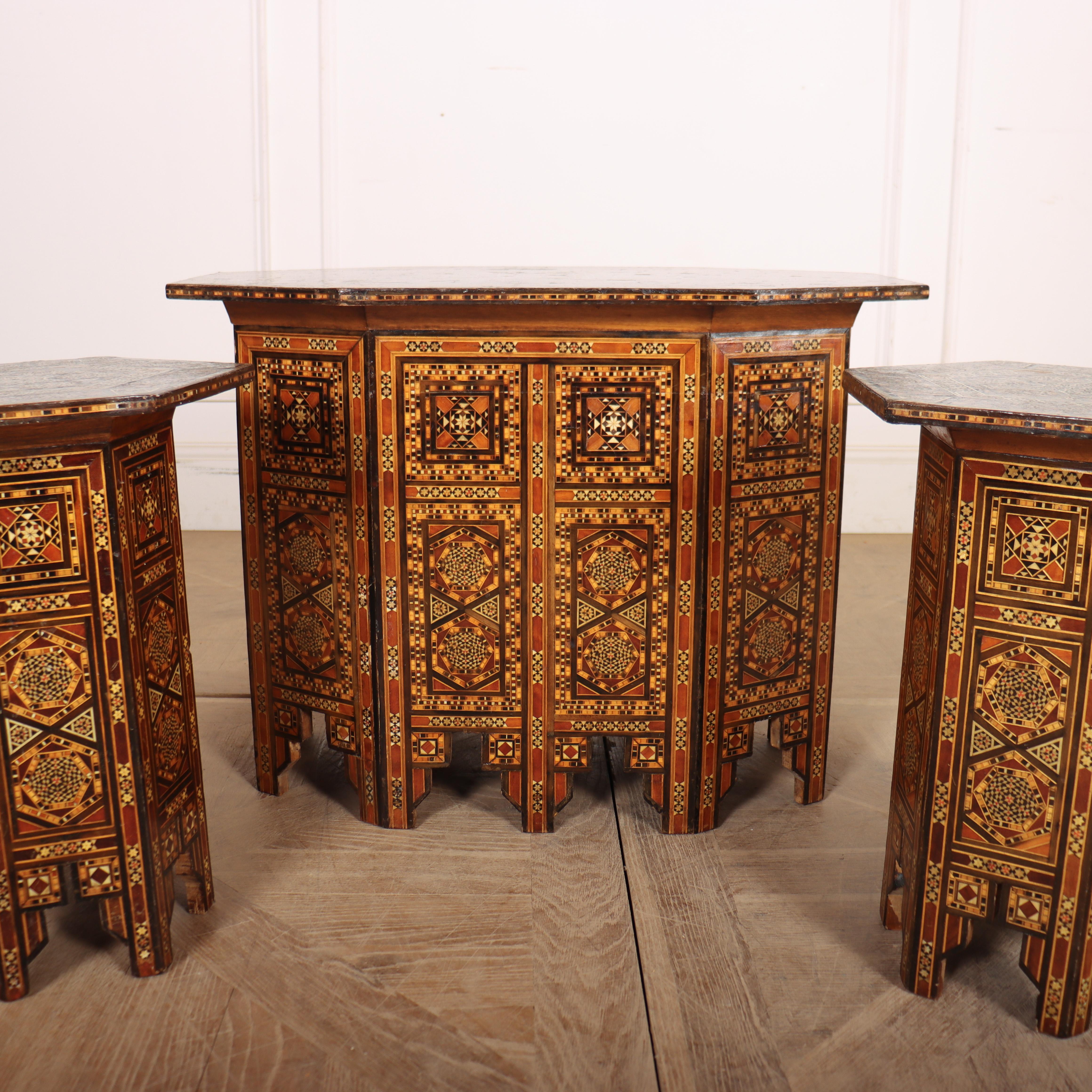 20ième siècle Trio de tables en marqueterie marocaine en vente