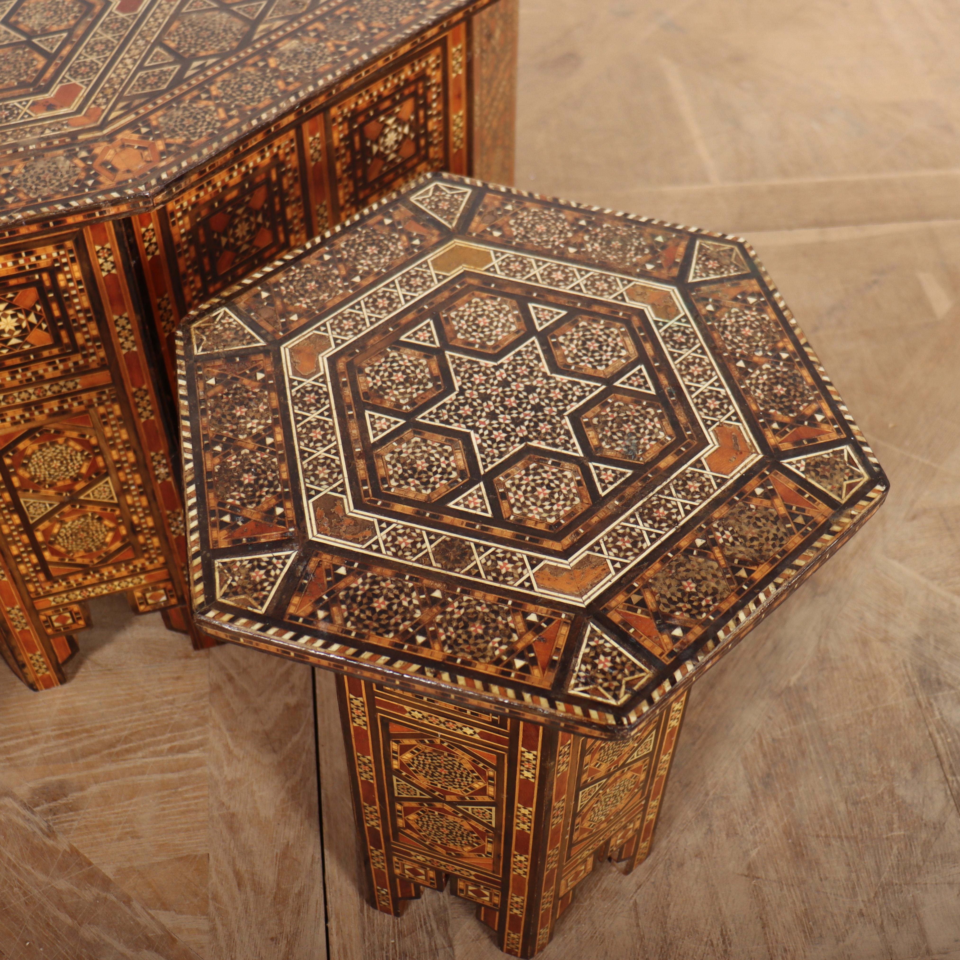 Trio de tables en marqueterie marocaine en vente 3