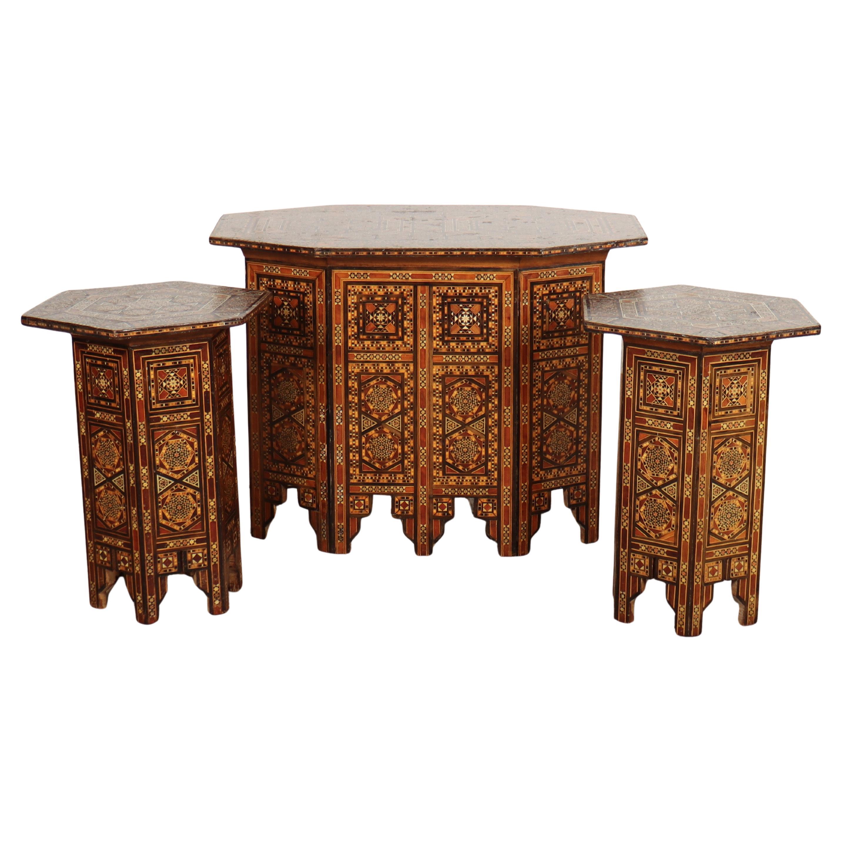 Trio de tables en marqueterie marocaine en vente