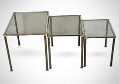 Trio von verschachtelten Tischen mit Rauchglasplatten im Maison Charles-Stil, ca. 1970er Jahre