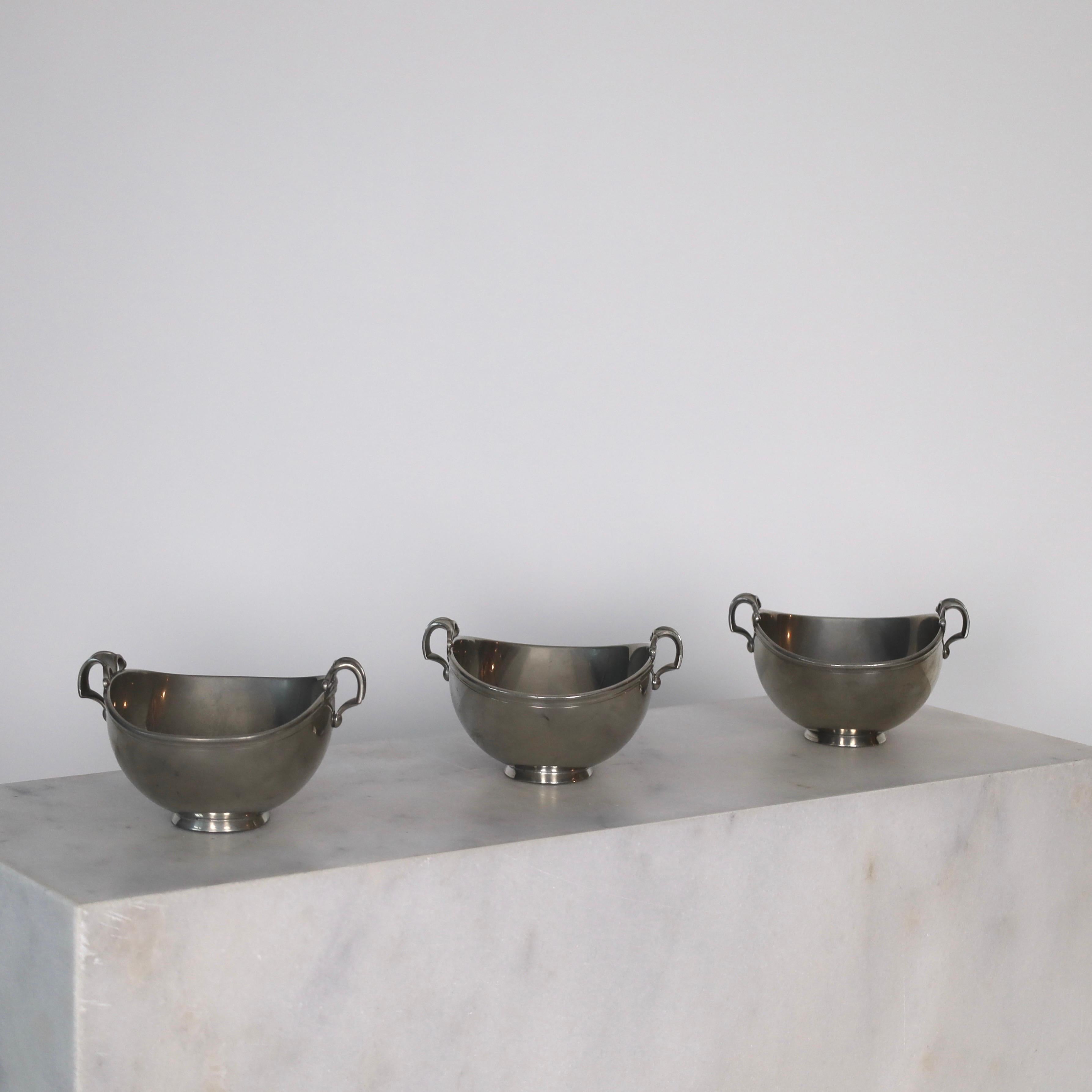 Trio aus Zinnschalen auf Sockel von Just Andersen, 1930er Jahre, Dänemark (Dänisch) im Angebot