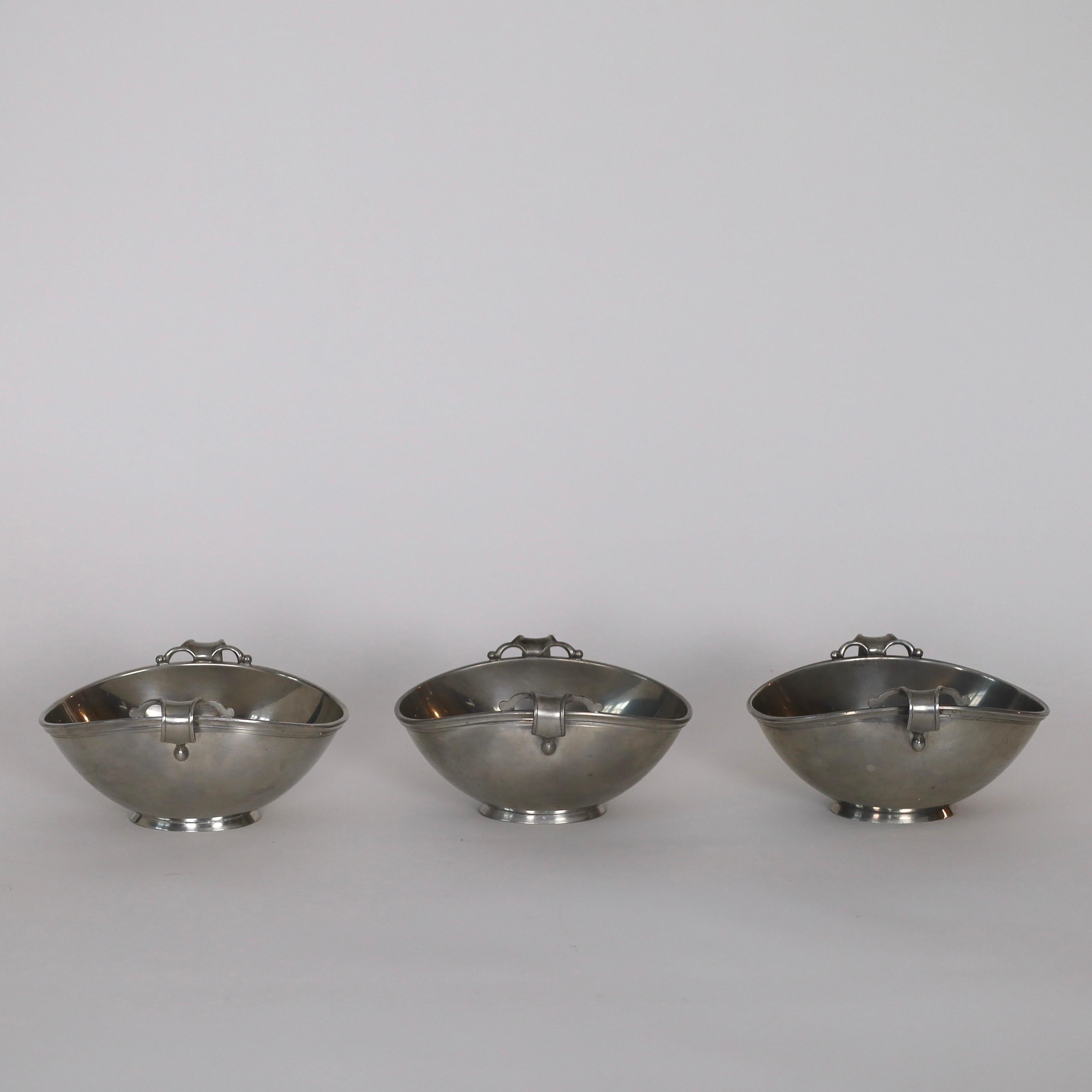 Trio aus Zinnschalen auf Sockel von Just Andersen, 1930er Jahre, Dänemark (Mitte des 20. Jahrhunderts) im Angebot