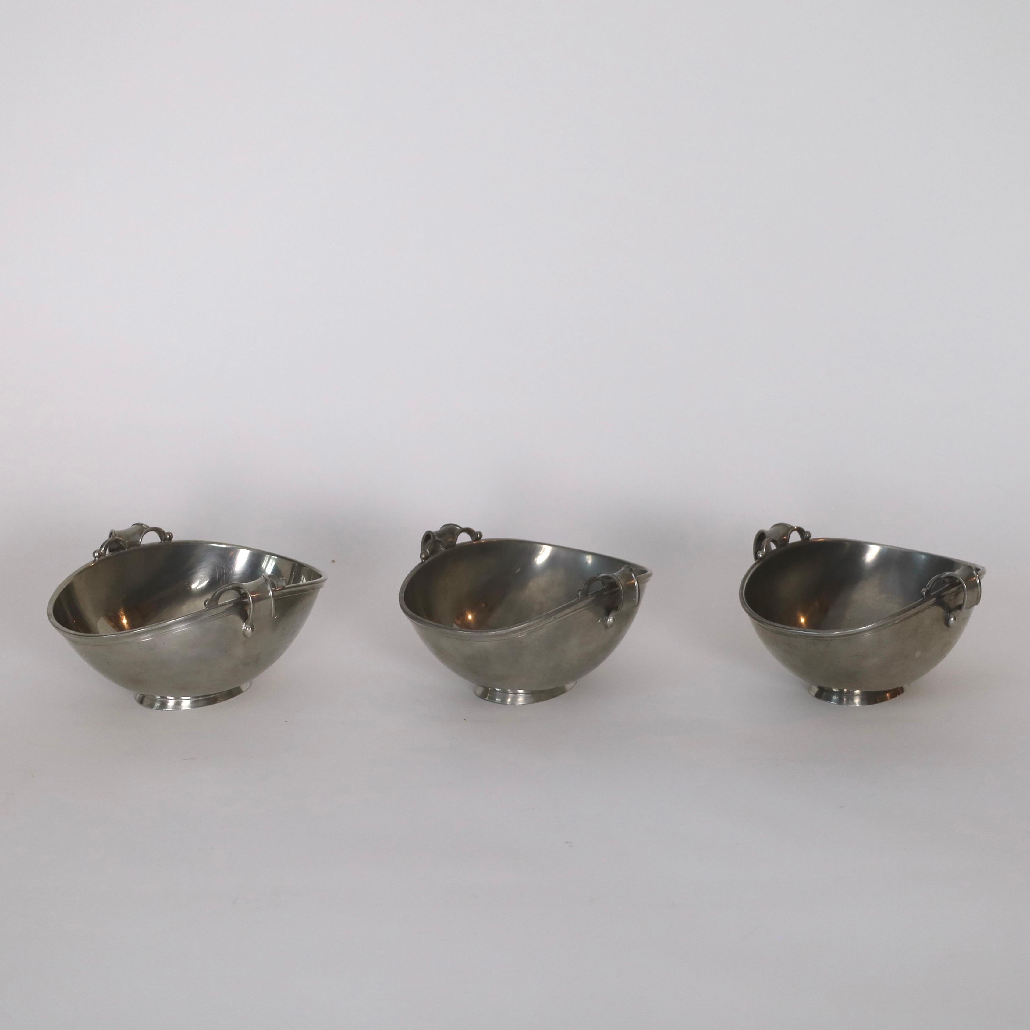 Trio aus Zinnschalen auf Sockel von Just Andersen, 1930er Jahre, Dänemark (Hartzinn) im Angebot