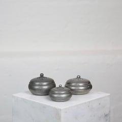 Trío de bomboneras de peltre de Just Andersen, década de 1920, Dinamarca