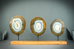 Trio seltener blauer und bernsteinfarbener Achatschienen auf Holzsockel, natürliche dekorative Kunst
