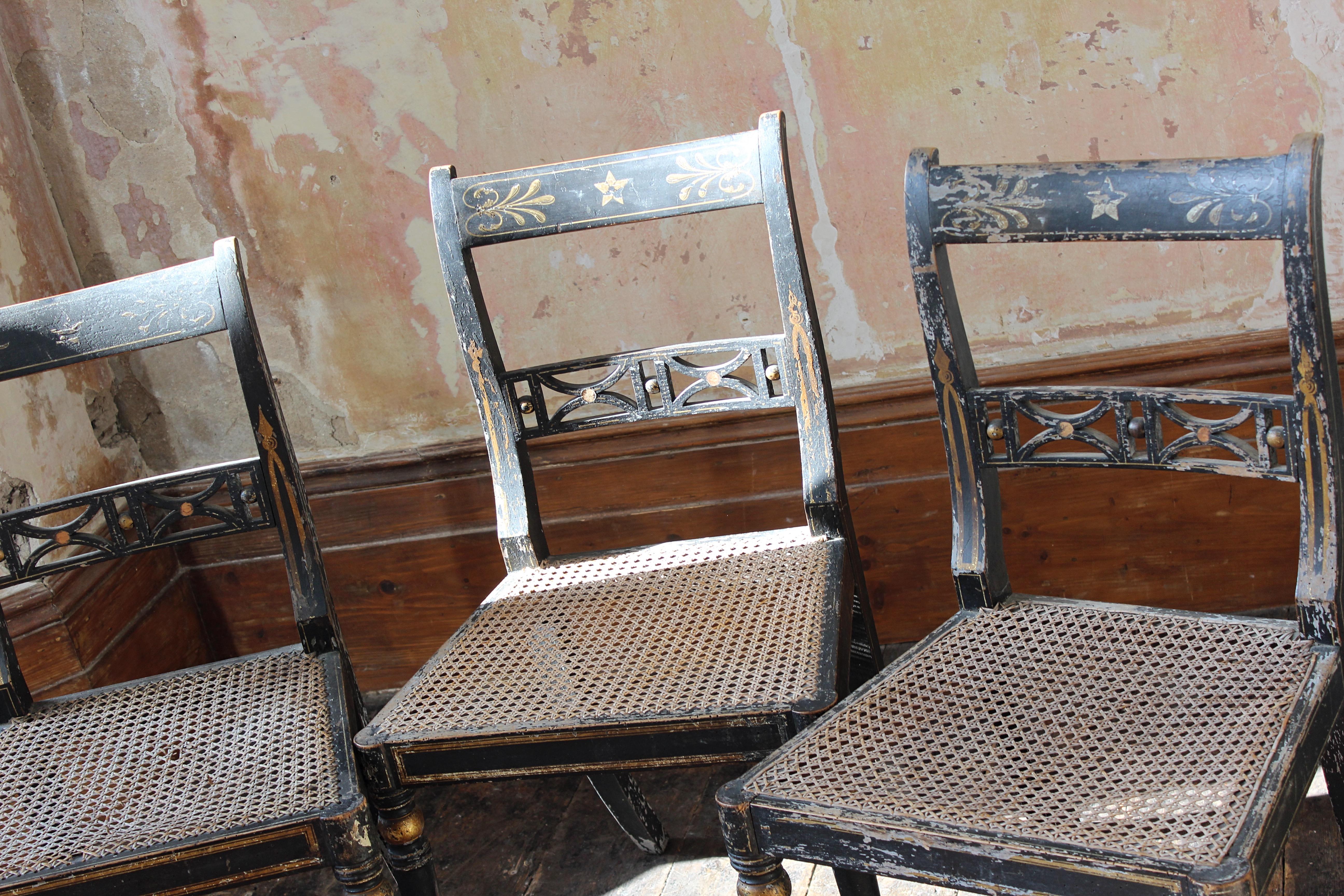 Trio de chaises d'époque Regency de fabrication anglaise. Âge : fin du 18e siècle, début du 19e siècle.

Les chaises ont leur finition originale ébonisée peinte en noir avec des détails originaux peints à la main et dorés. Structure en piquets,