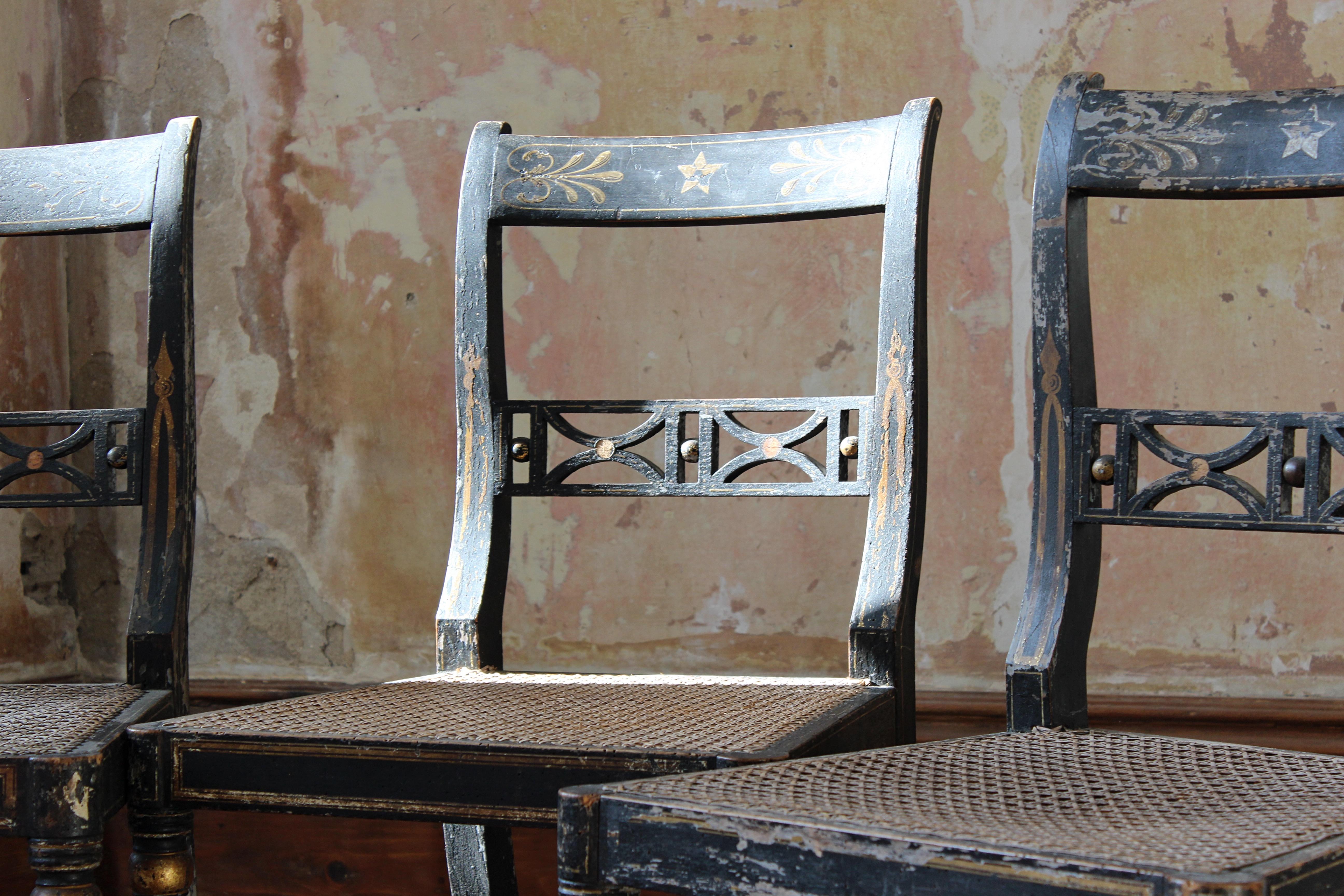 Anglais Trio de chaises d'appoint Regency peintes à la main, dorées et cannées, vieillies  en vente