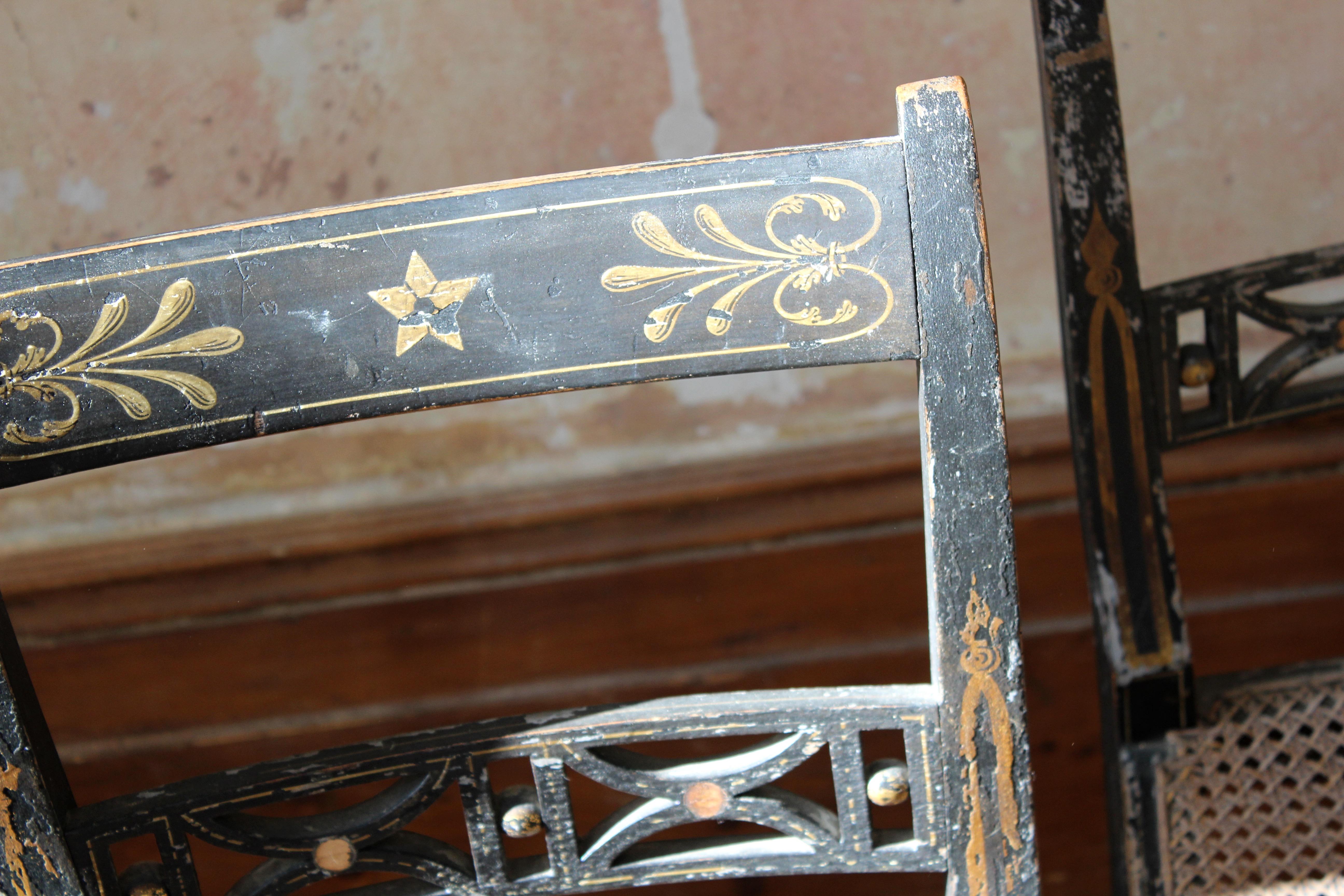 Trio de chaises d'appoint Regency peintes à la main, dorées et cannées, vieillies  Bon état - En vente à Lowestoft, GB