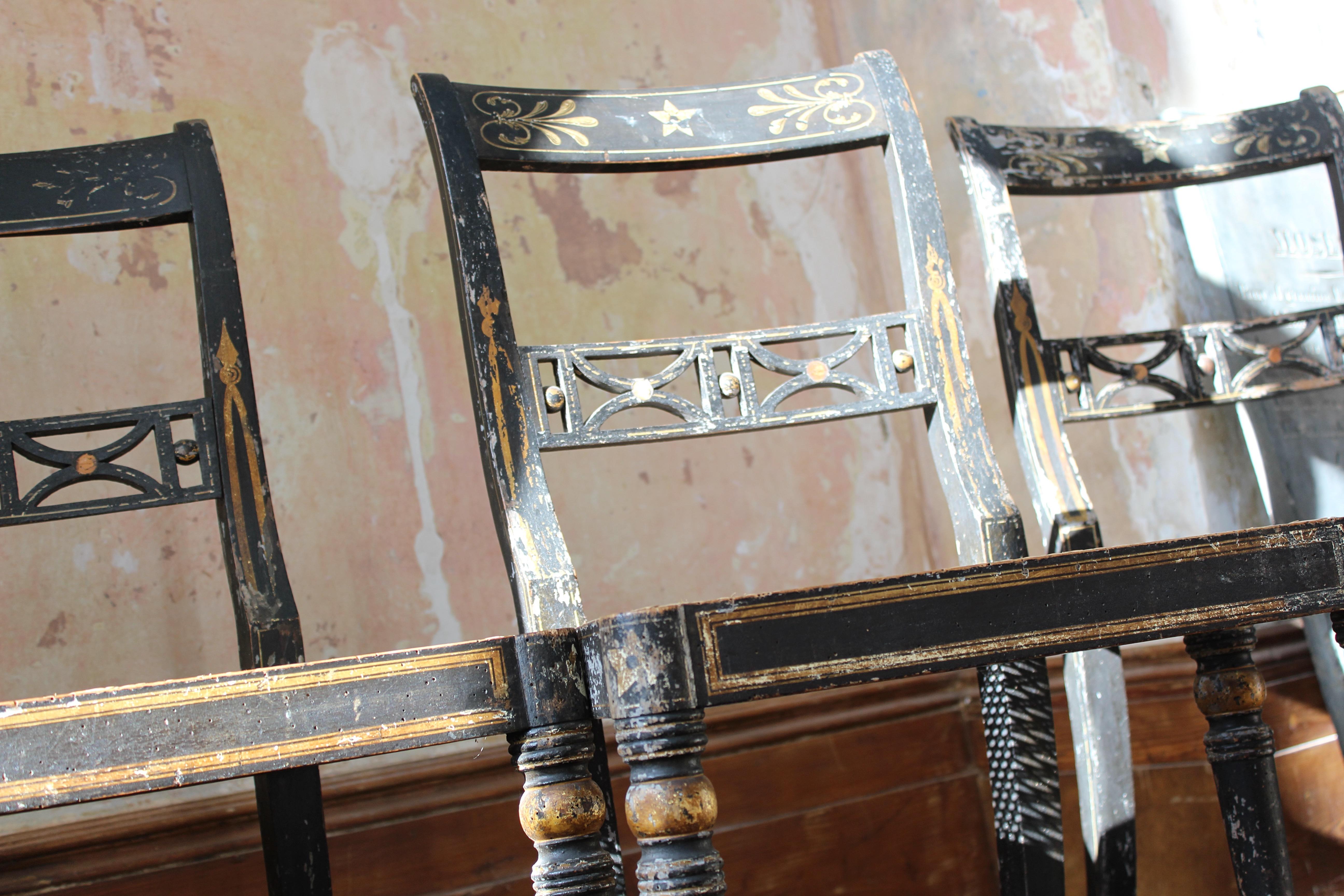 Trio de chaises d'appoint Regency peintes à la main, dorées et cannées, vieillies  en vente 2