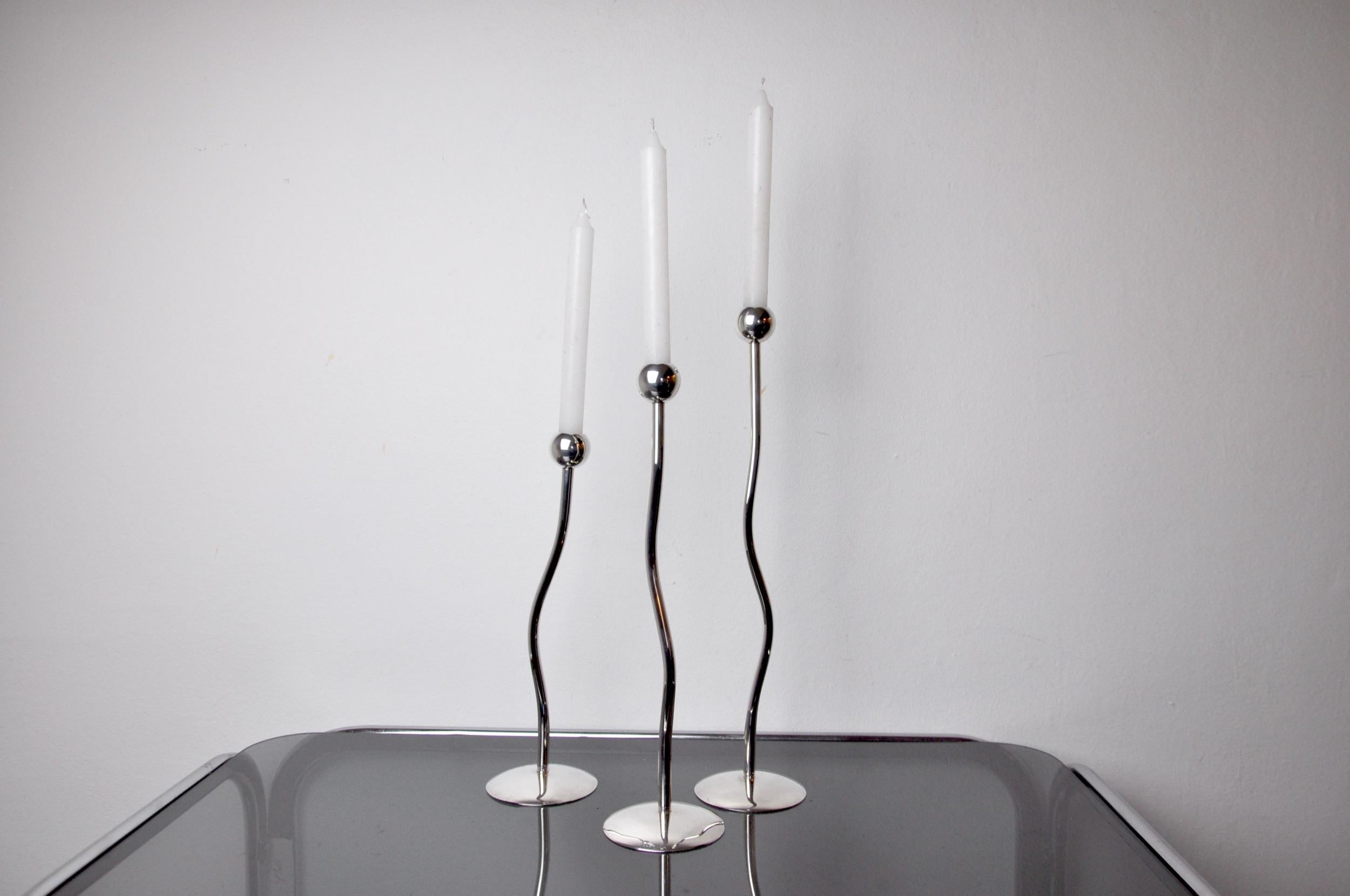Superb trio of candelabras in silver metal produced by mesa italy in italy in the 1980s.

Stamped objects.

Real work of art because of their shape and dimensions.

Design objects that will decorate your interior perfectly.

Ref: 948