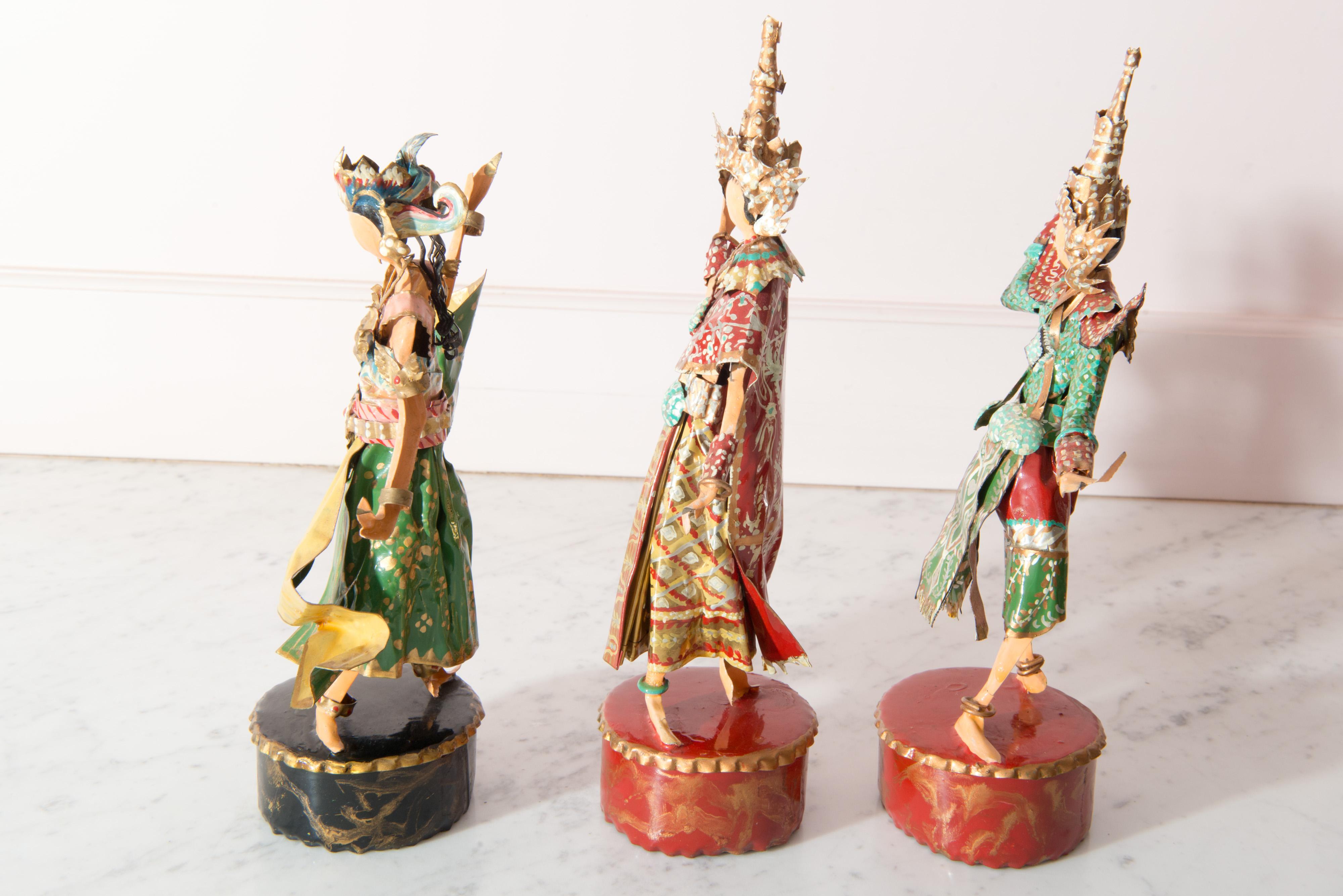 Peint à la main Trio de danses thaïlandaises de Lee Menichetti en vente