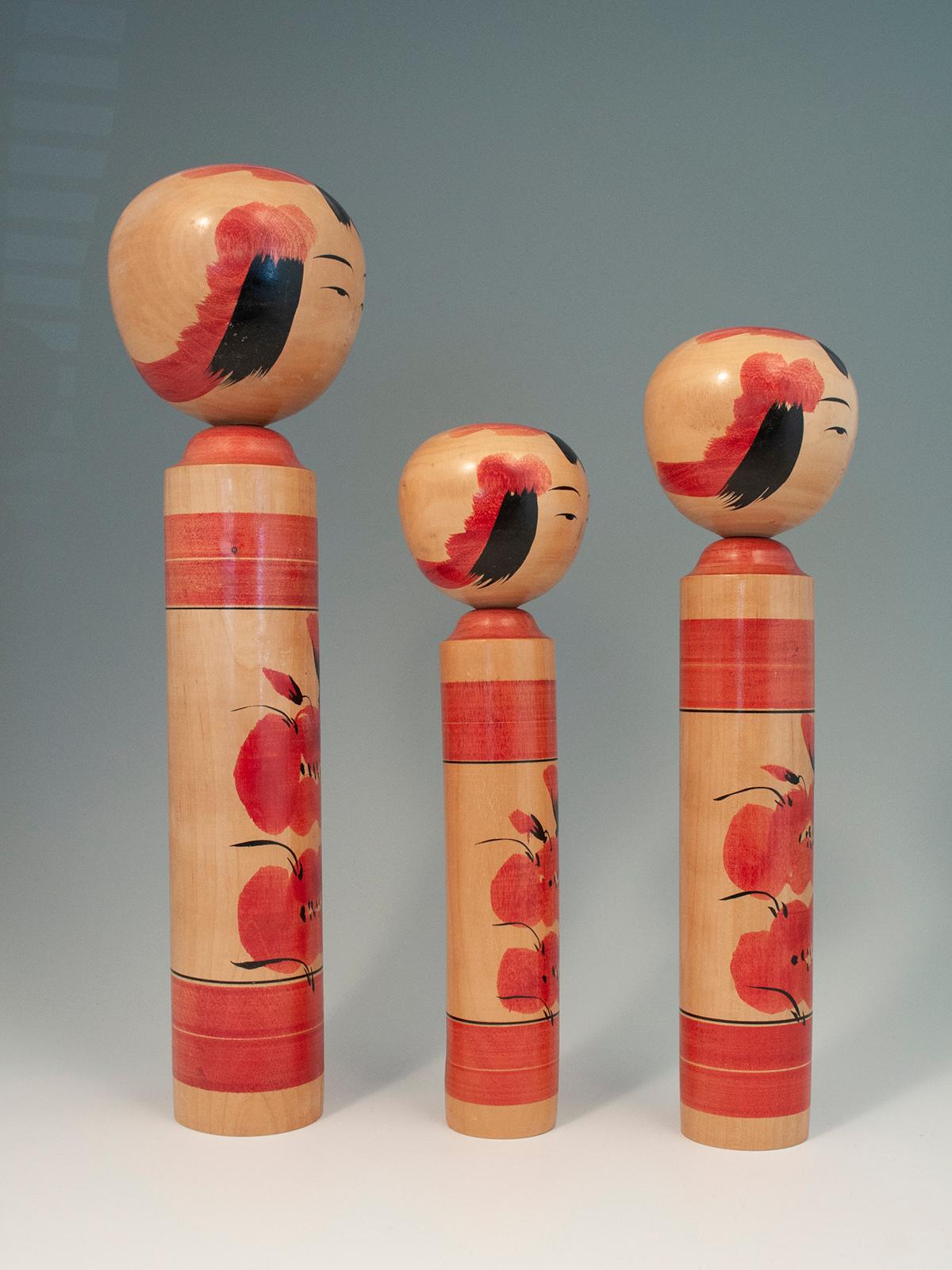 Traditionelles Trio von Kokeshi-Puppen von Masahiro Satomi (1948-1994), Japan (Moderne der Mitte des Jahrhunderts) im Angebot