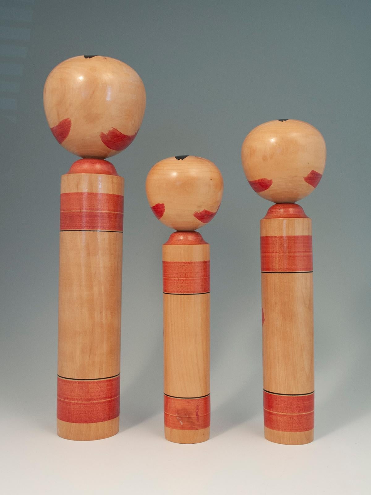 Traditionelles Trio von Kokeshi-Puppen von Masahiro Satomi (1948-1994), Japan (Handgefertigt) im Angebot