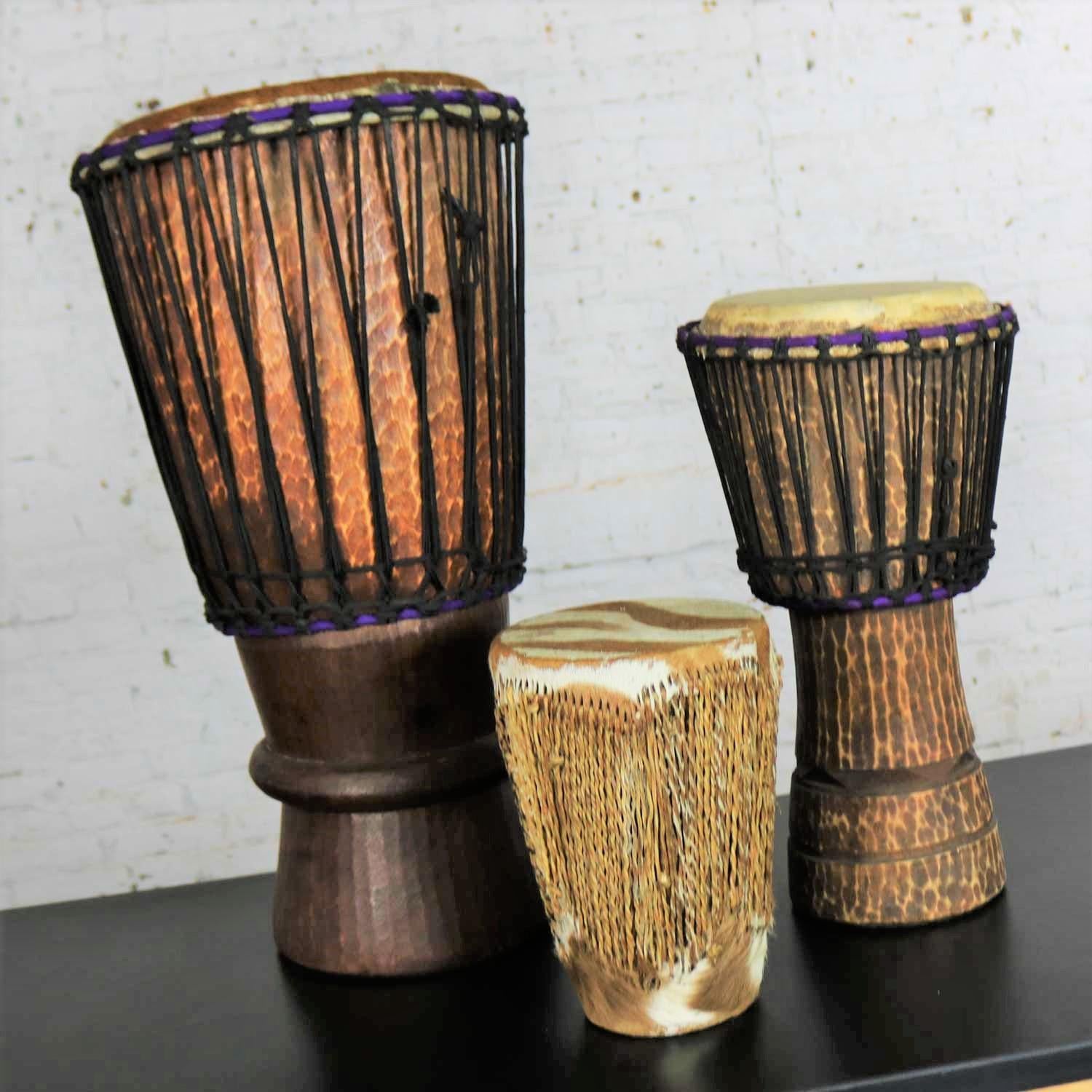 Trio de tambours tribaux sculptés et peau d'animal Bon état - En vente à Topeka, KS
