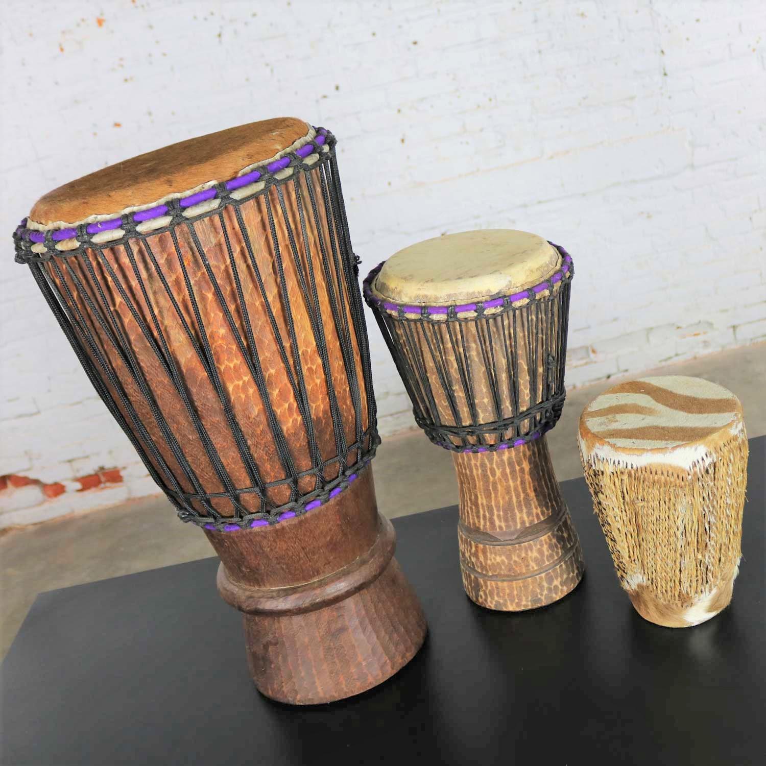20ième siècle Trio de tambours tribaux sculptés et peau d'animal en vente