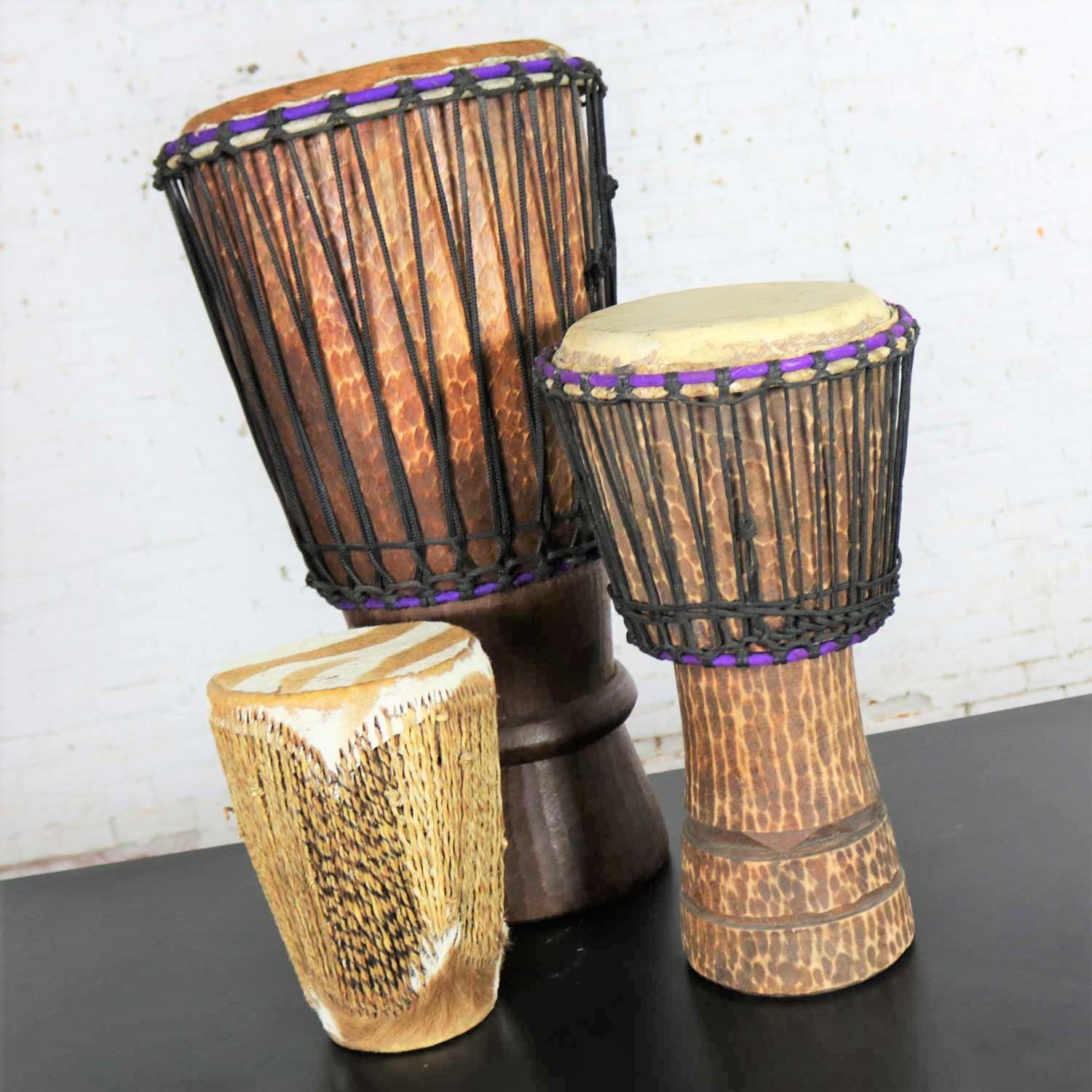 Peau d'animal Trio de tambours tribaux sculptés et peau d'animal en vente