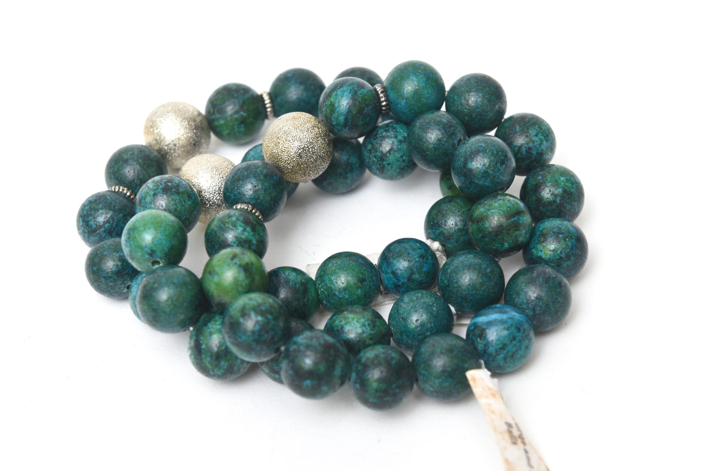 Cet ensemble de 3  Les bracelets extensibles en perles de turquoise personnalisés avec des filaments en boule d'argent ont été réalisés par un bijoutier. Ils n'ont jamais été portés ou utilisés. Les étiquettes d'origine sont encore sur à 225,00 $