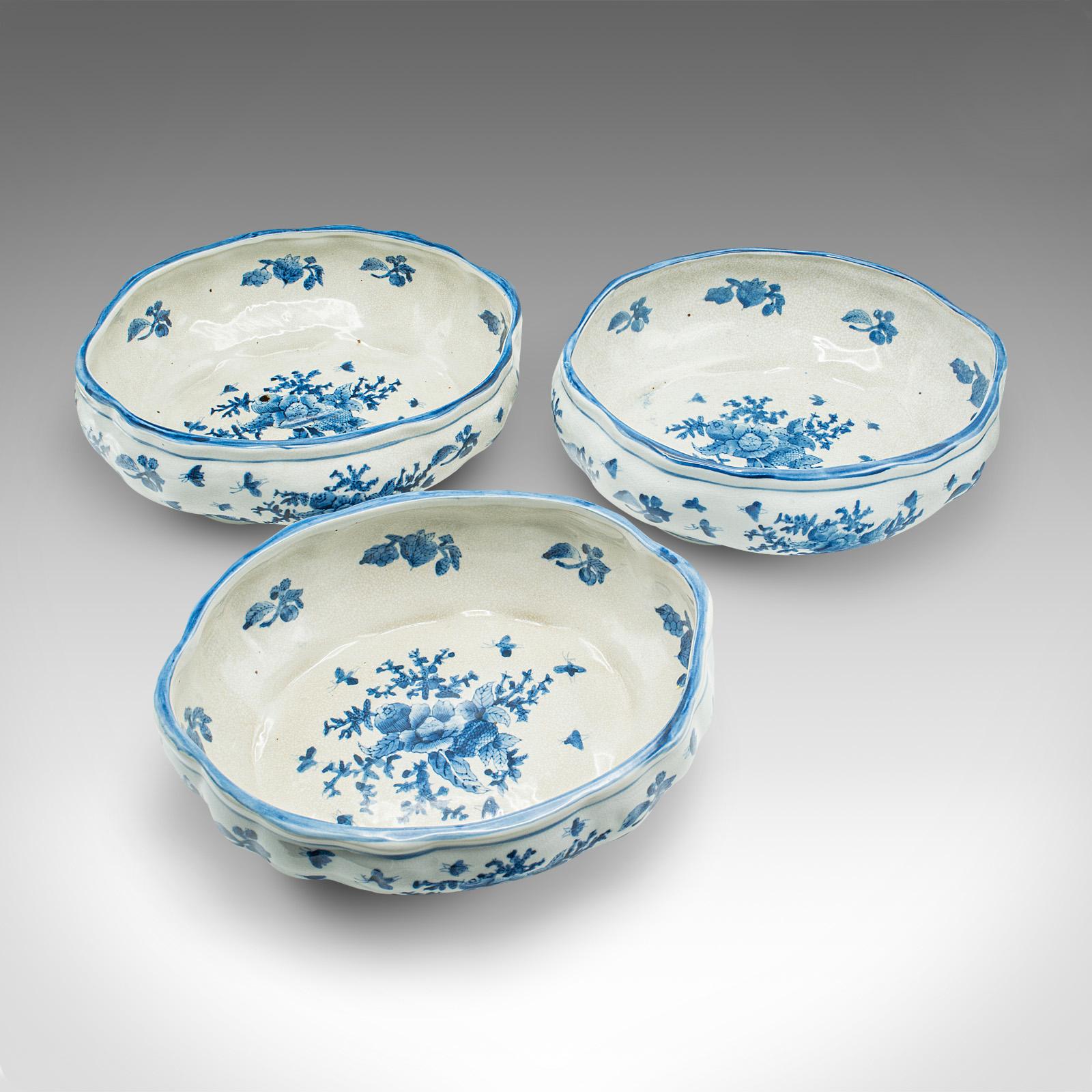 Questo è un trio di fioriere bonsai vintage. Vaso da giardino decorativo cinese in ceramica, risalente alla fine del XX secolo, circa 1980.

Un'incantevole finitura decorativa per questo utile trio di fioriere
Presenta una patina invecchiata di