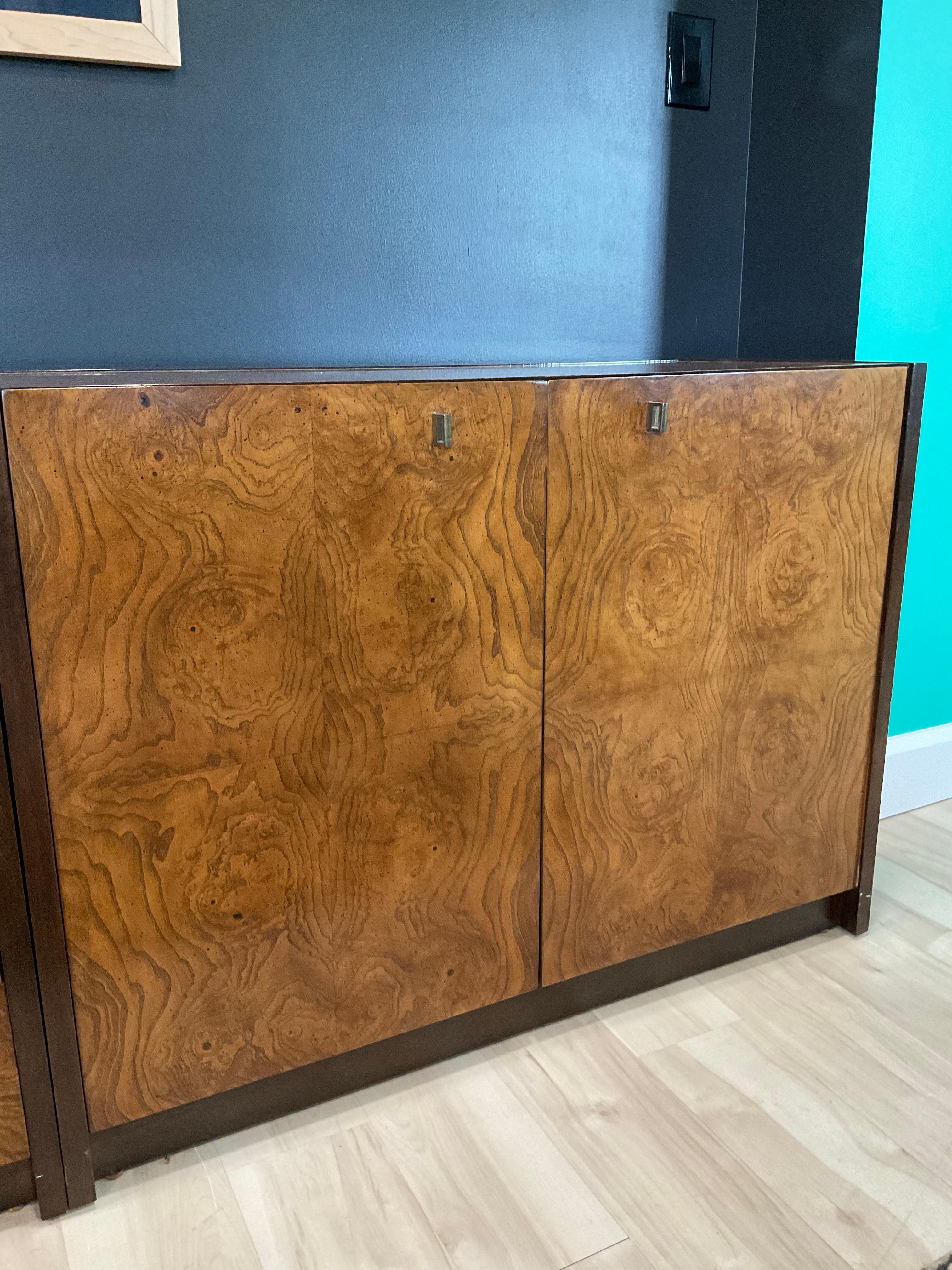 Trio d'armoires vintage en bois brûlé de Century Furniture  Excellent état - En vente à Hartville, OH