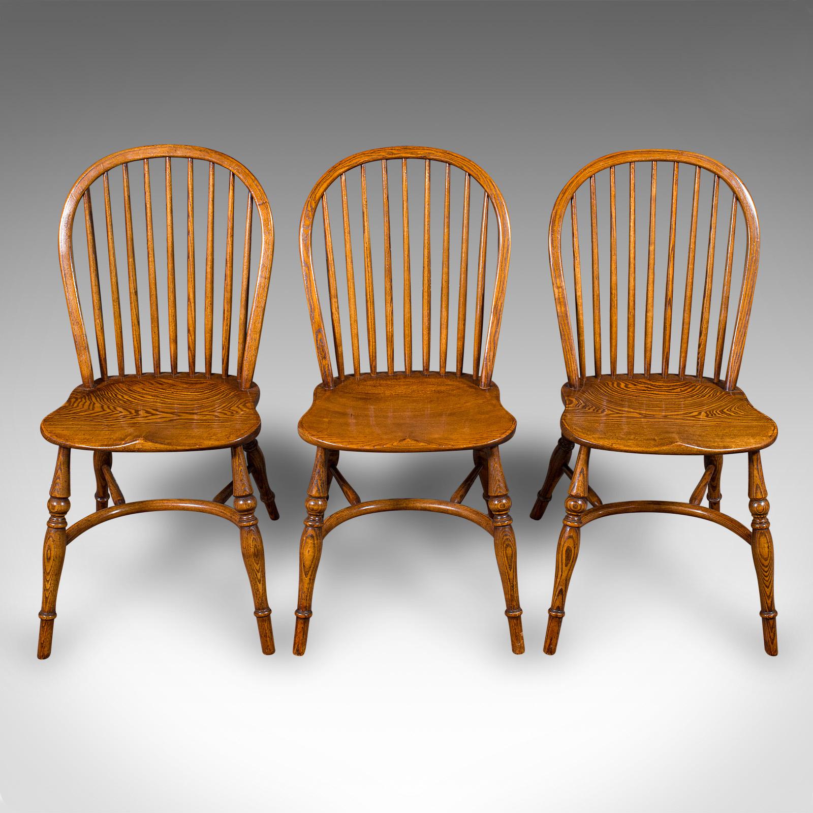 Dies ist ein charmantes Trio von Küchenstühlen im Landhausstil. Eine englische Rückenlehne aus Esche und Ulme, präsentiert im viktorianischen Revival-Stil, aus dem späten 20. Jahrhundert, um 1980. Diese hübschen und gut verarbeiteten Stühle strahlen