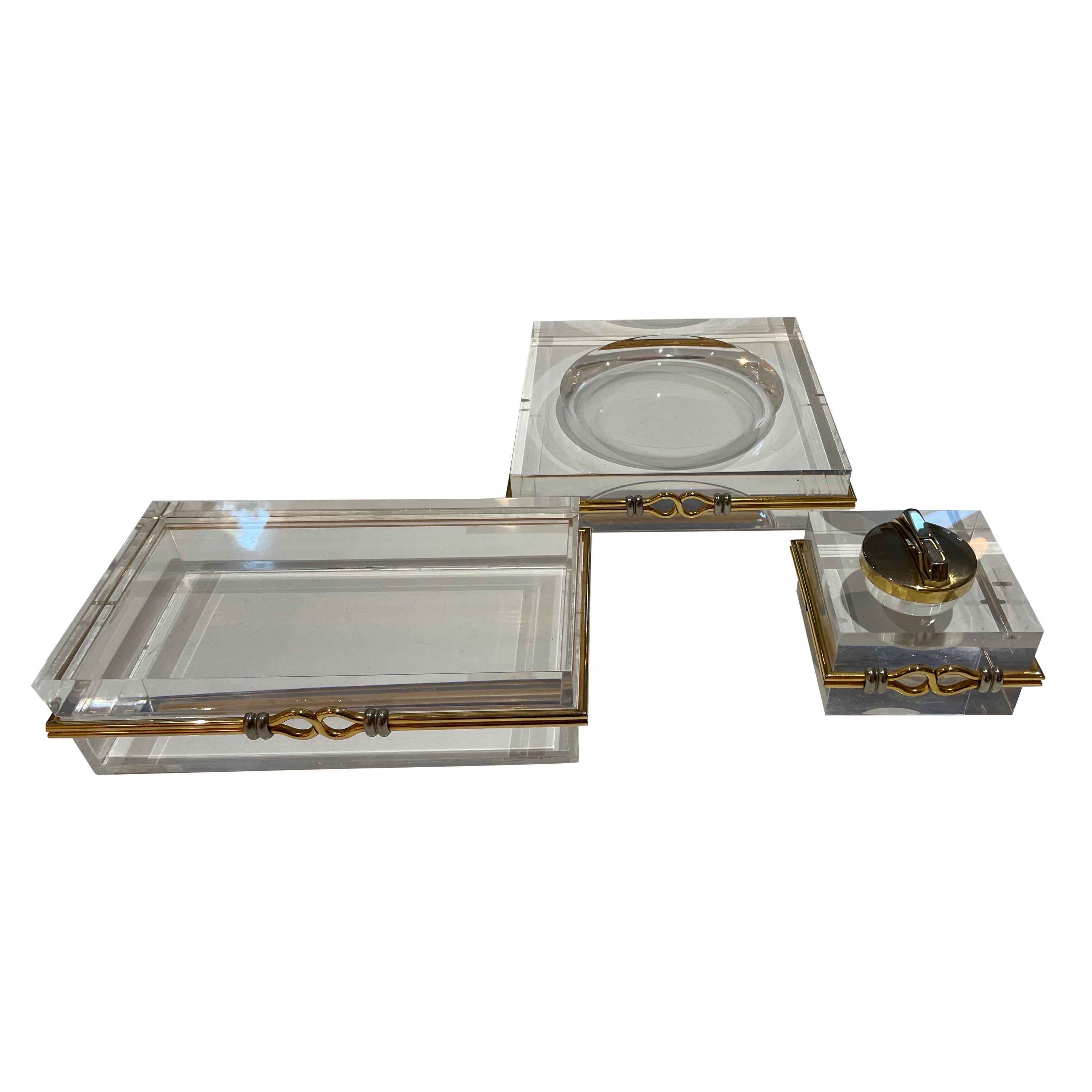 Trio di accessori da scrivania d'epoca in lucite e ottone, con fascia cromata