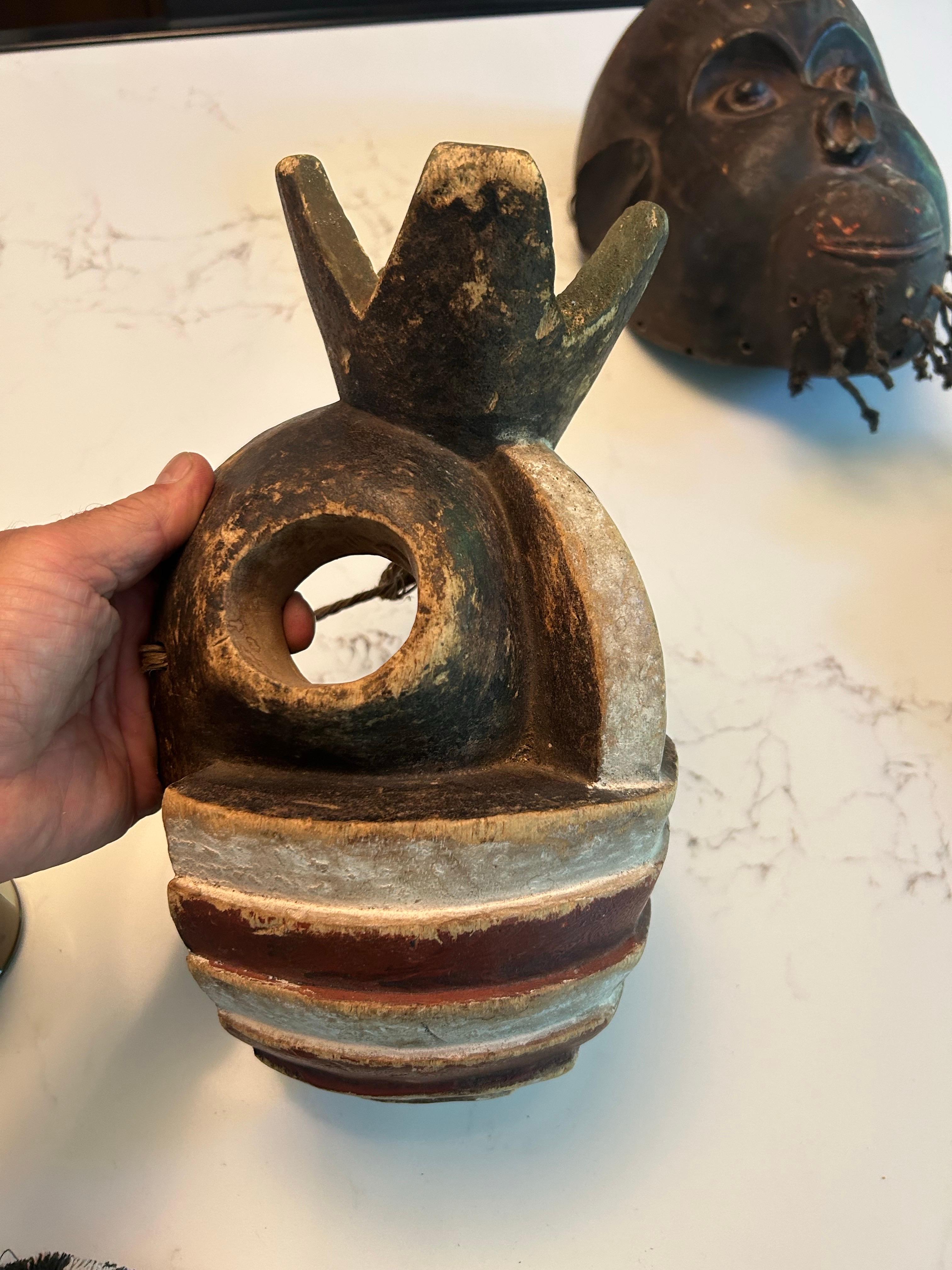 Trio von afrikanischen Masken.
Handgefertigtes Holz.
Originaler Vintage-Zustand mit altersgemäßer Abnutzung und Patina.
Eignet sich gut für Sammlungen und Dekorationen.
