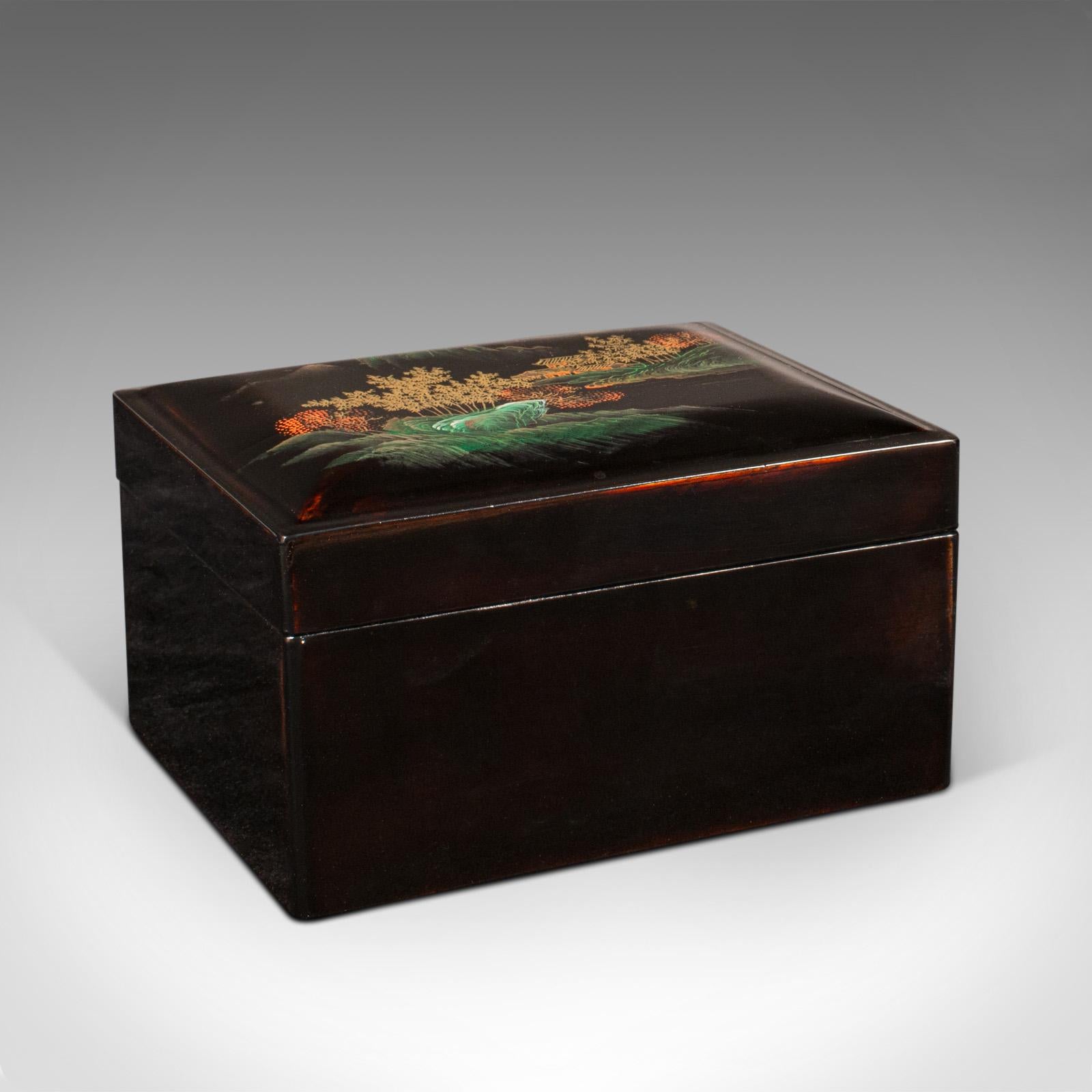 Se trata de un trío de cajas nido vintage. Juego de cajitas japonesas de celuloide lacado con decoración pintada a mano, del periodo Art Déco, hacia 1940.

Pequeña y encantadora, con una llamativa decoración pintada
Mostrando una deseable pátina
