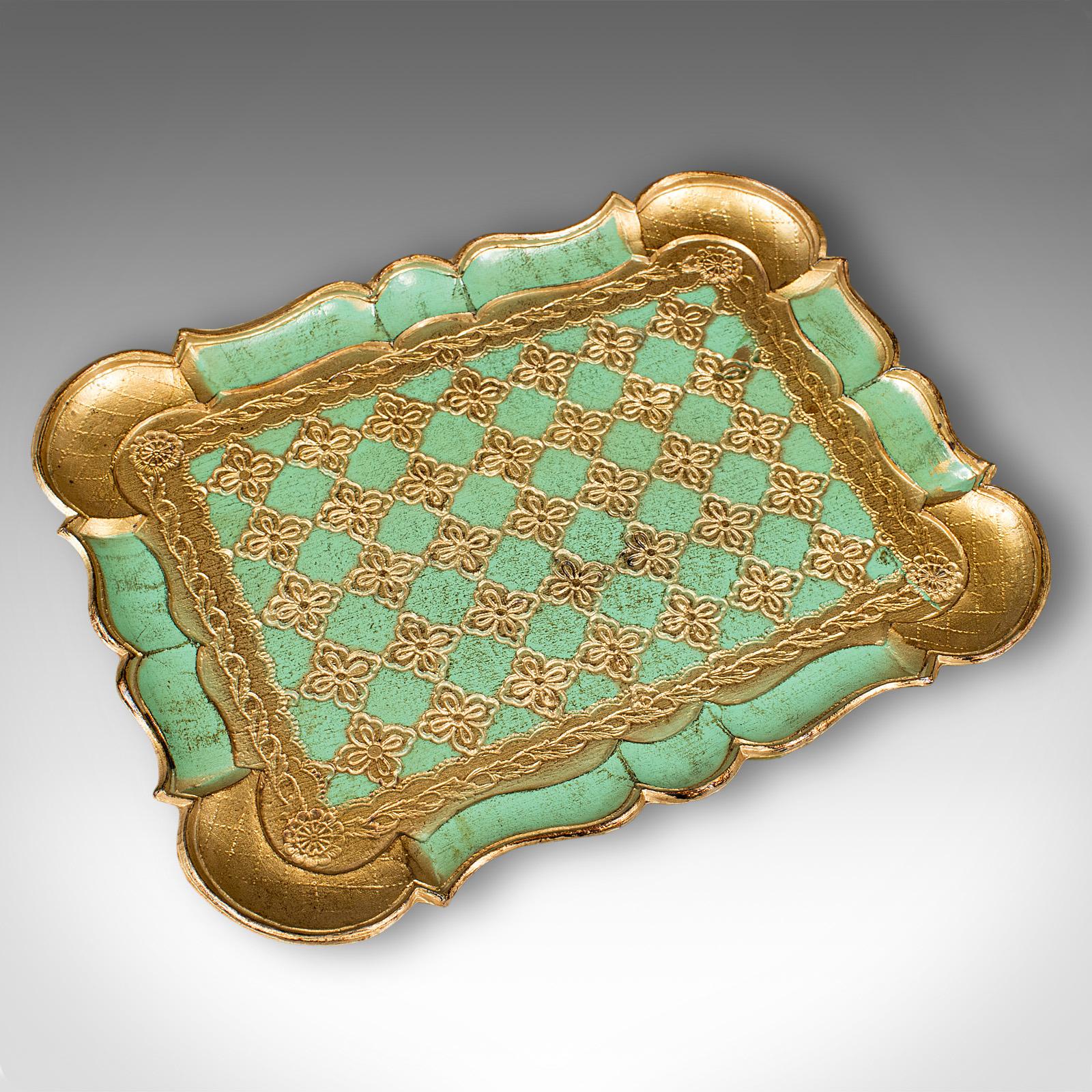 Trío de Mesas Nido Vintage, Italianas, Compuestas Doradas, Mesa Auxiliar, Circa 1970 en venta 3