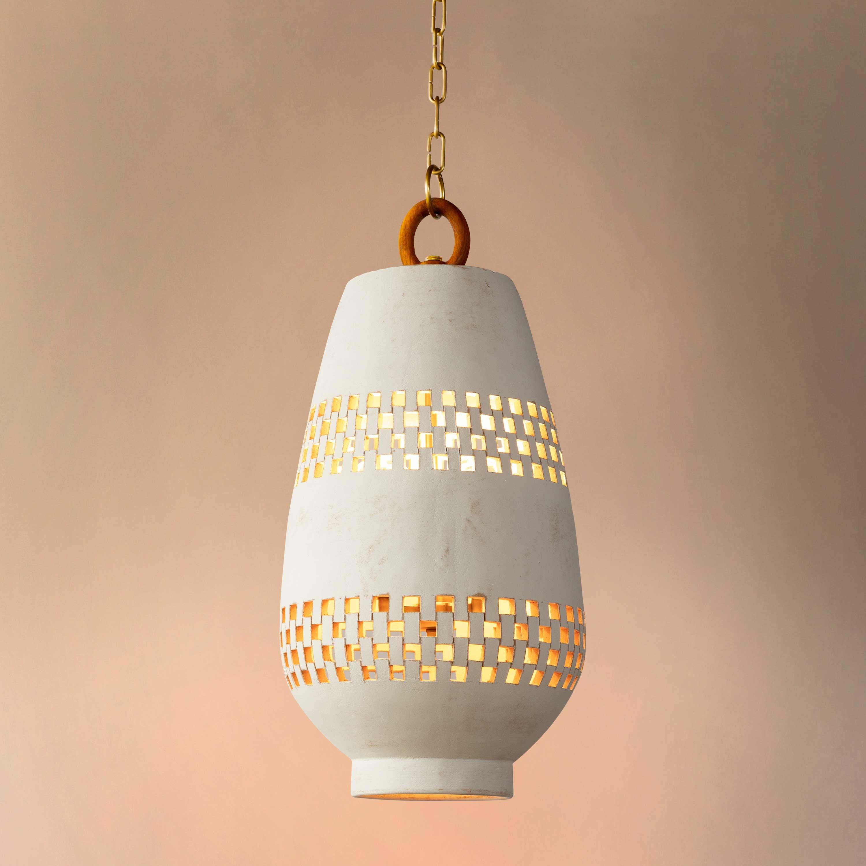 Mid-Century moderno Trio di luci a sospensione in ceramica bianca, ottone spazzolato, collezione Atzompa di Ajedrez in vendita