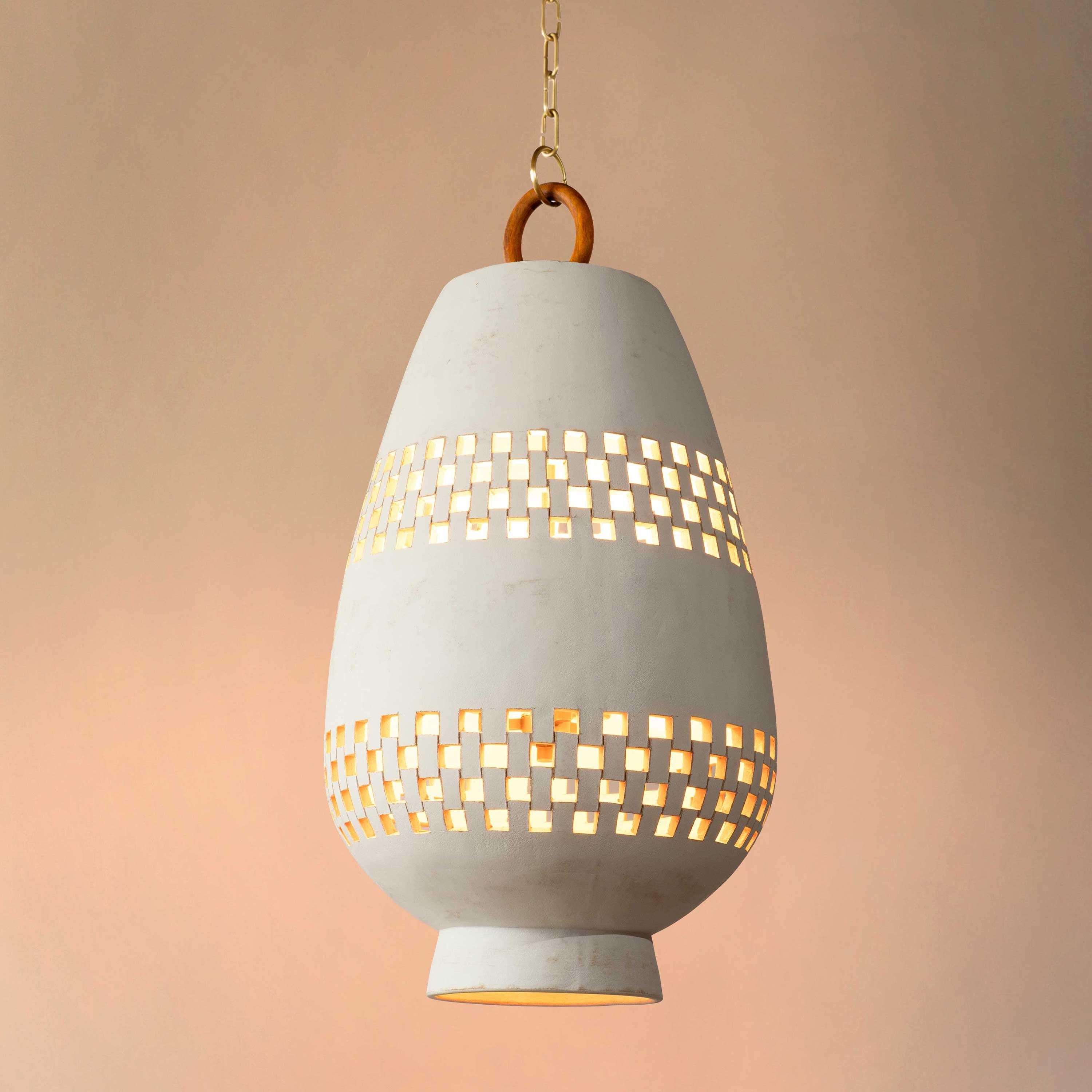 Fatto a mano Trio di luci a sospensione in ceramica bianca, ottone spazzolato, collezione Atzompa di Ajedrez in vendita