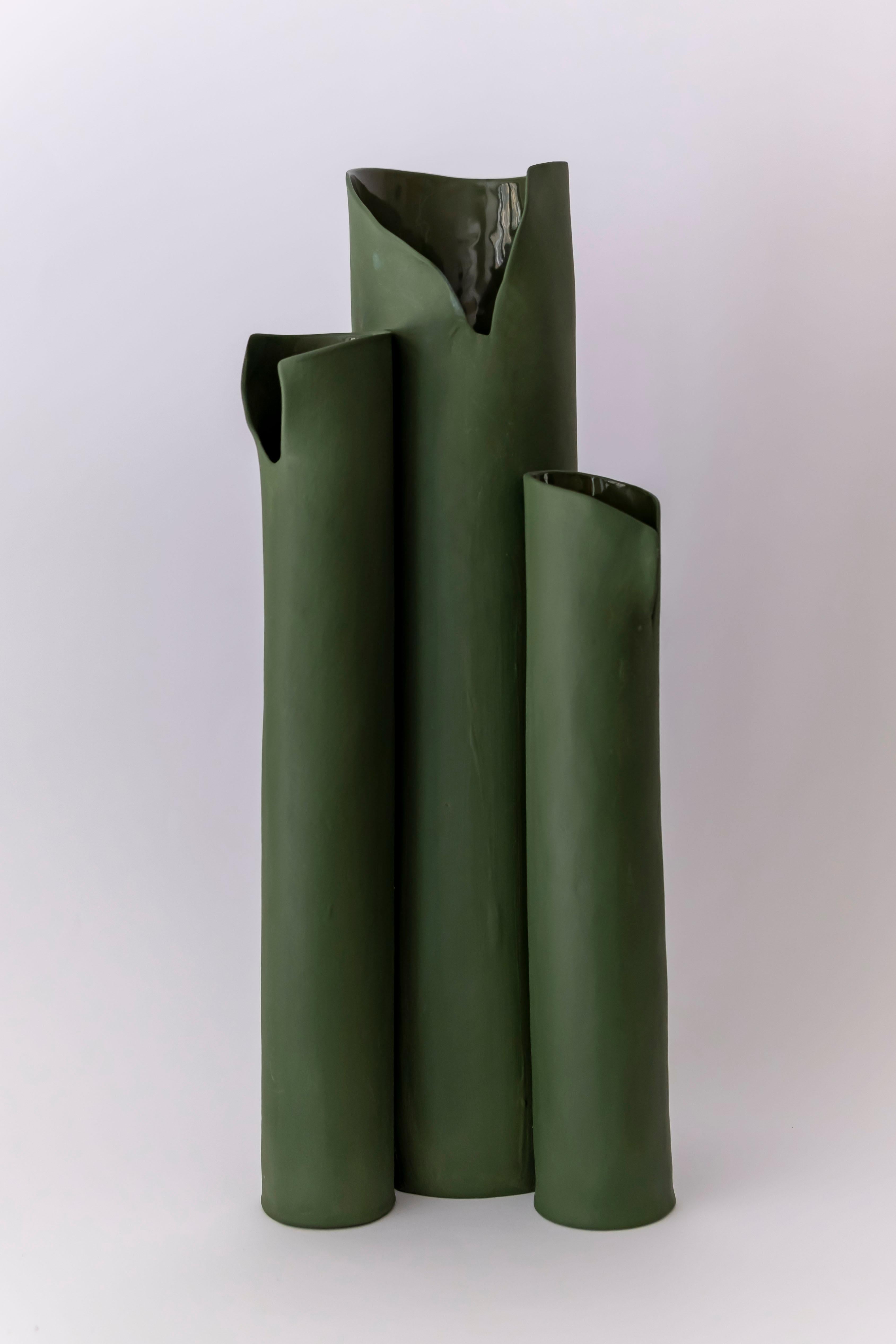 Olivgrüne Trio-Vase von Biancodichina
Einzigartiges Stück.
Abmessungen: T 16 x B 25 x H 37 cm. 
MATERIALIEN: Limoges-Porzellan. Innen glasiert und glänzend, außen Biskuit und Seidenglanz.

Diese Vasen werden vollständig von Hand in einer