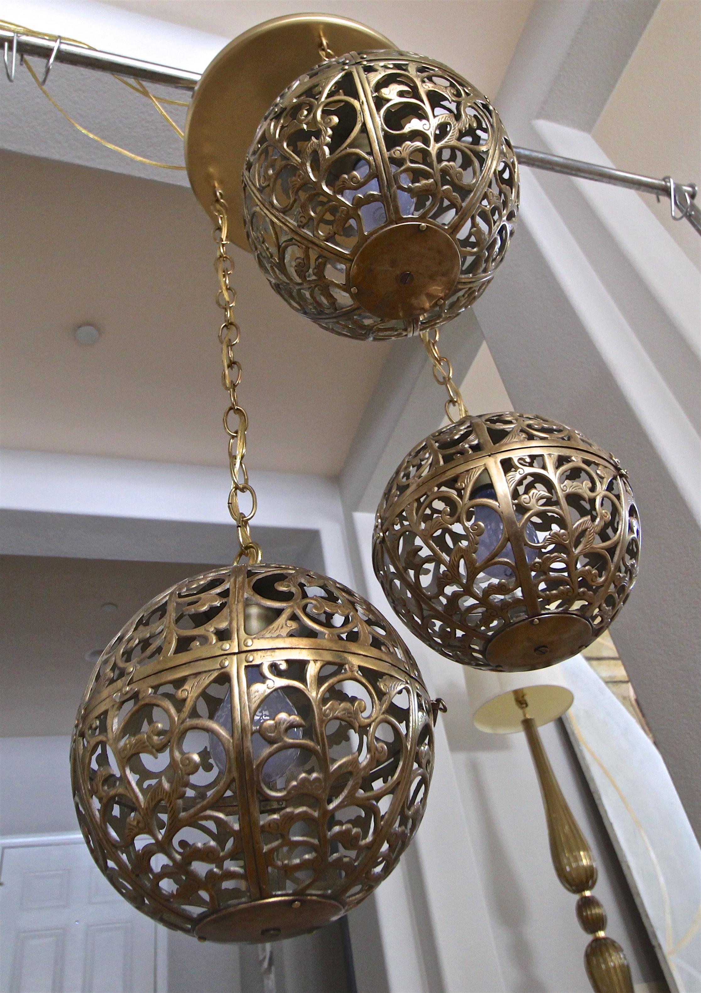 Trio Pierced Brass Asian Ceiling Light Pendant Chandelier In Good Condition In Palm Springs, CA